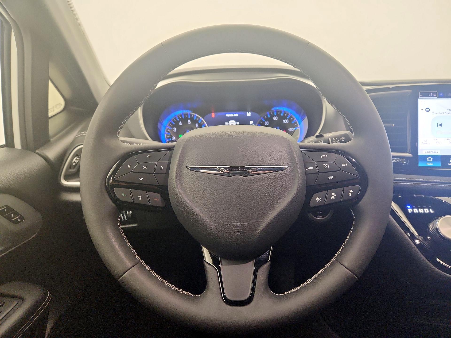 Thumbnail: 2023 Chrysler Pacifica - 10