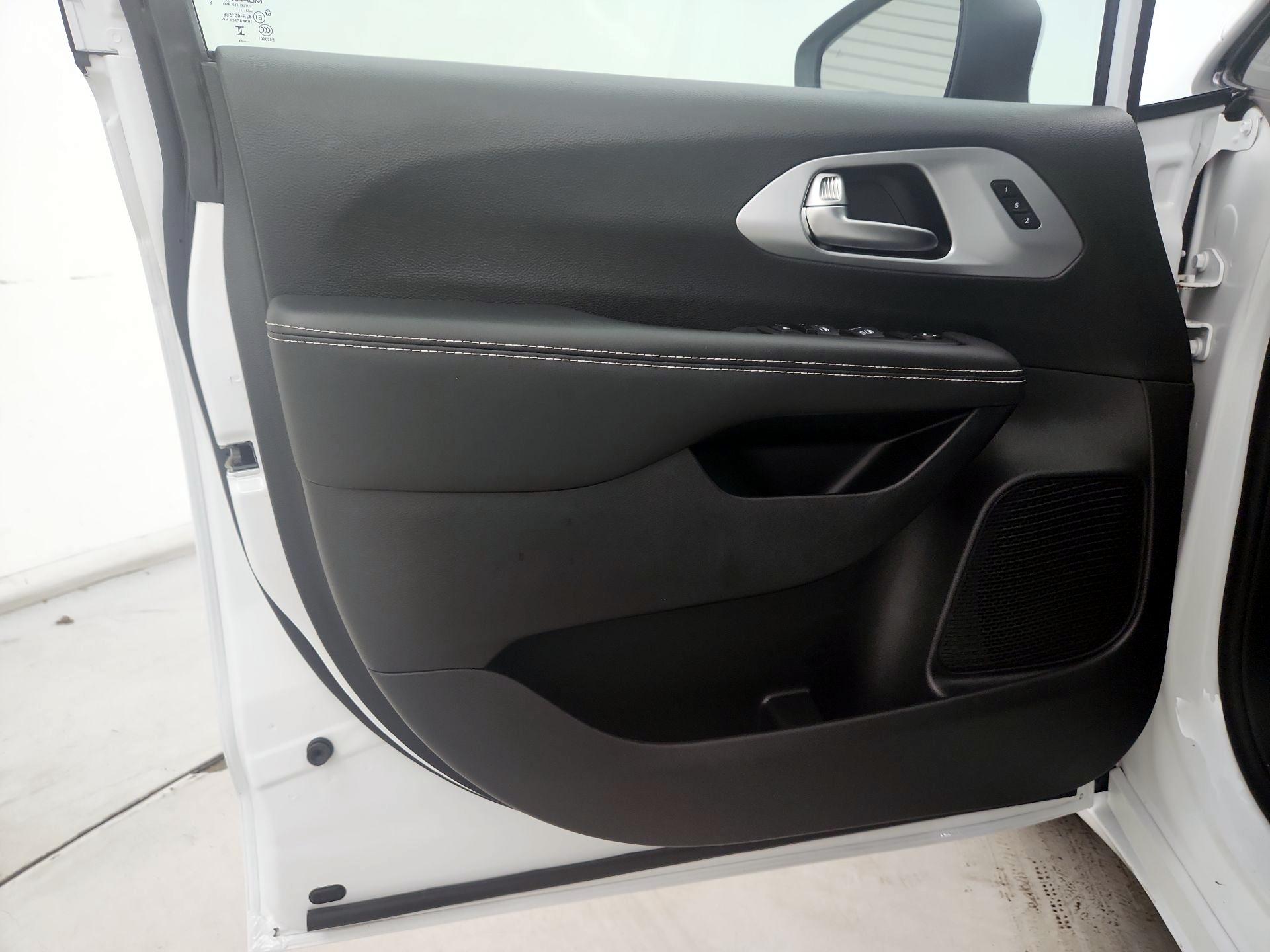 Thumbnail: 2023 Chrysler Pacifica - 12