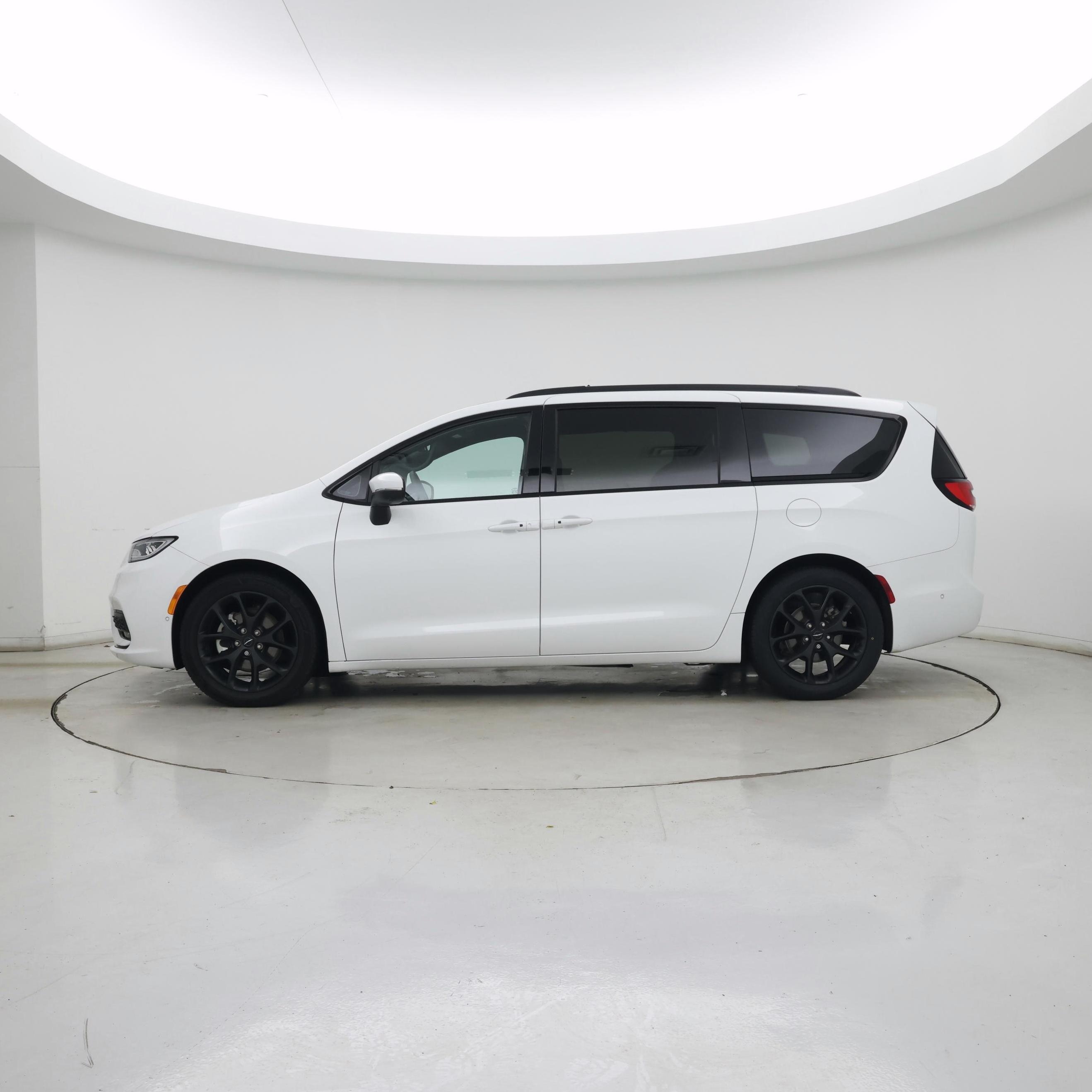 Thumbnail: 2023 Chrysler Pacifica - 3