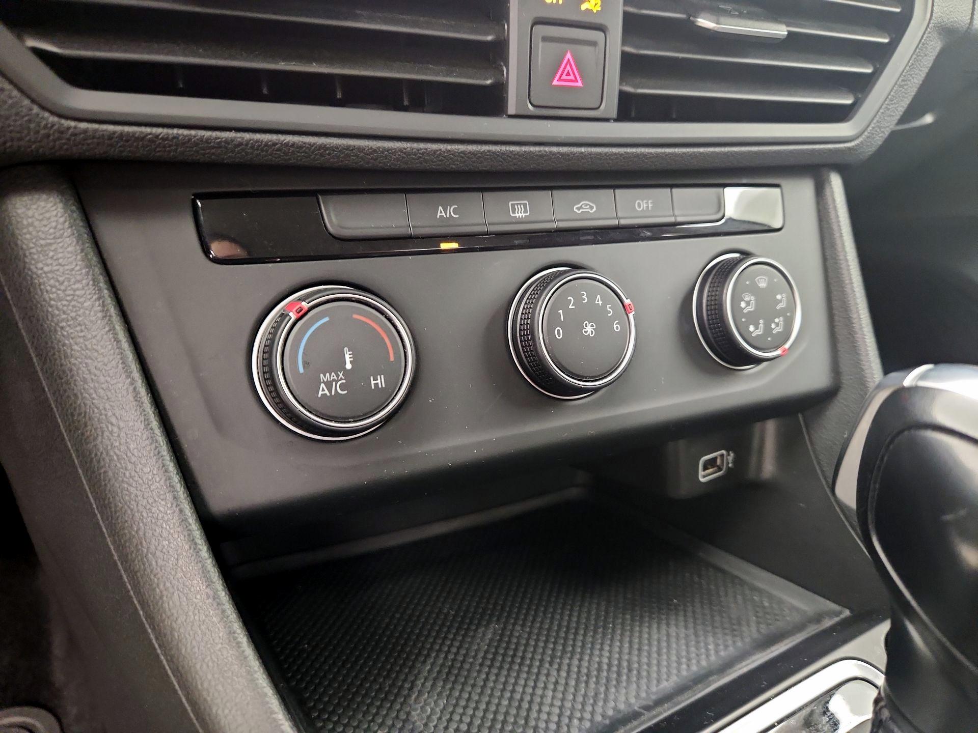 Thumbnail: 2019 Volkswagen Jetta - 16