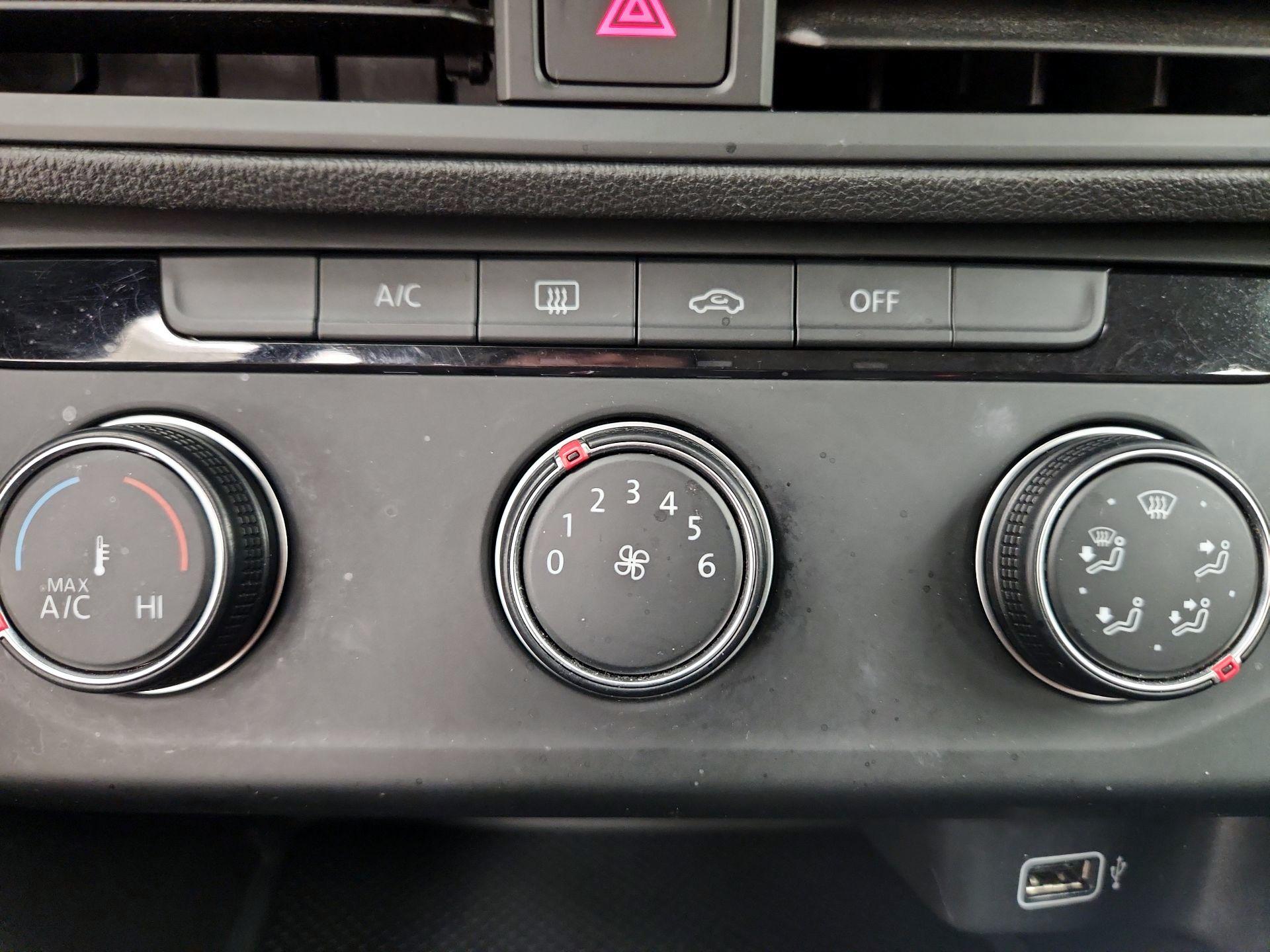 Thumbnail: 2019 Volkswagen Jetta - 16