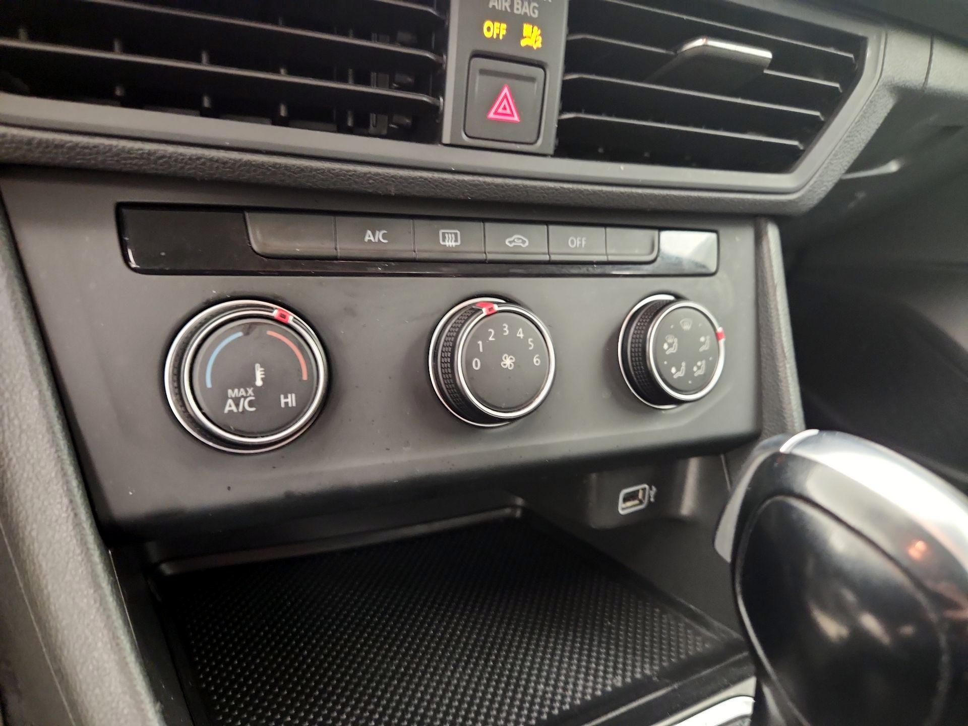 Thumbnail: 2019 Volkswagen Jetta - 15