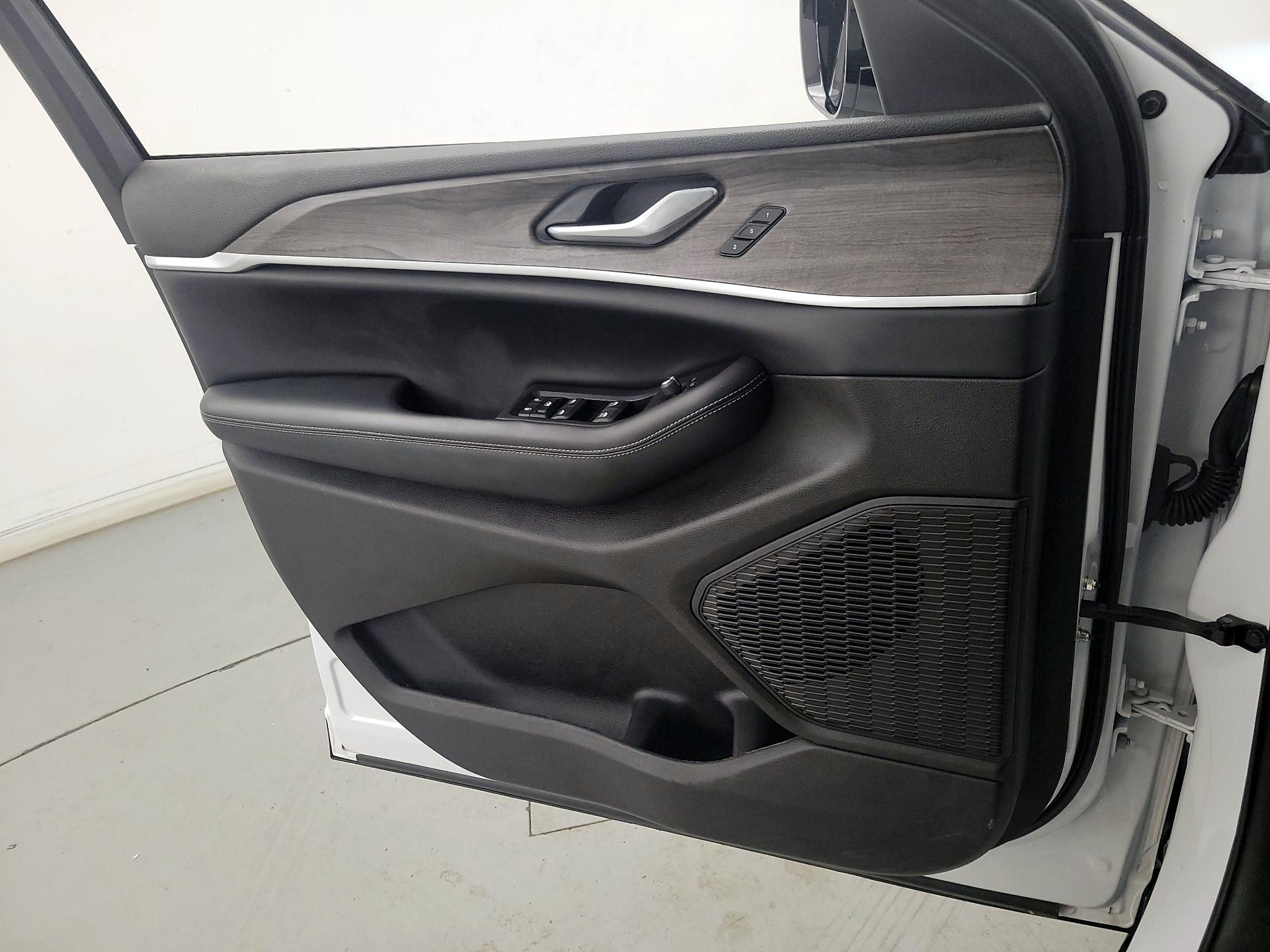 Thumbnail: 2023 Jeep Grand Cherokee - 12