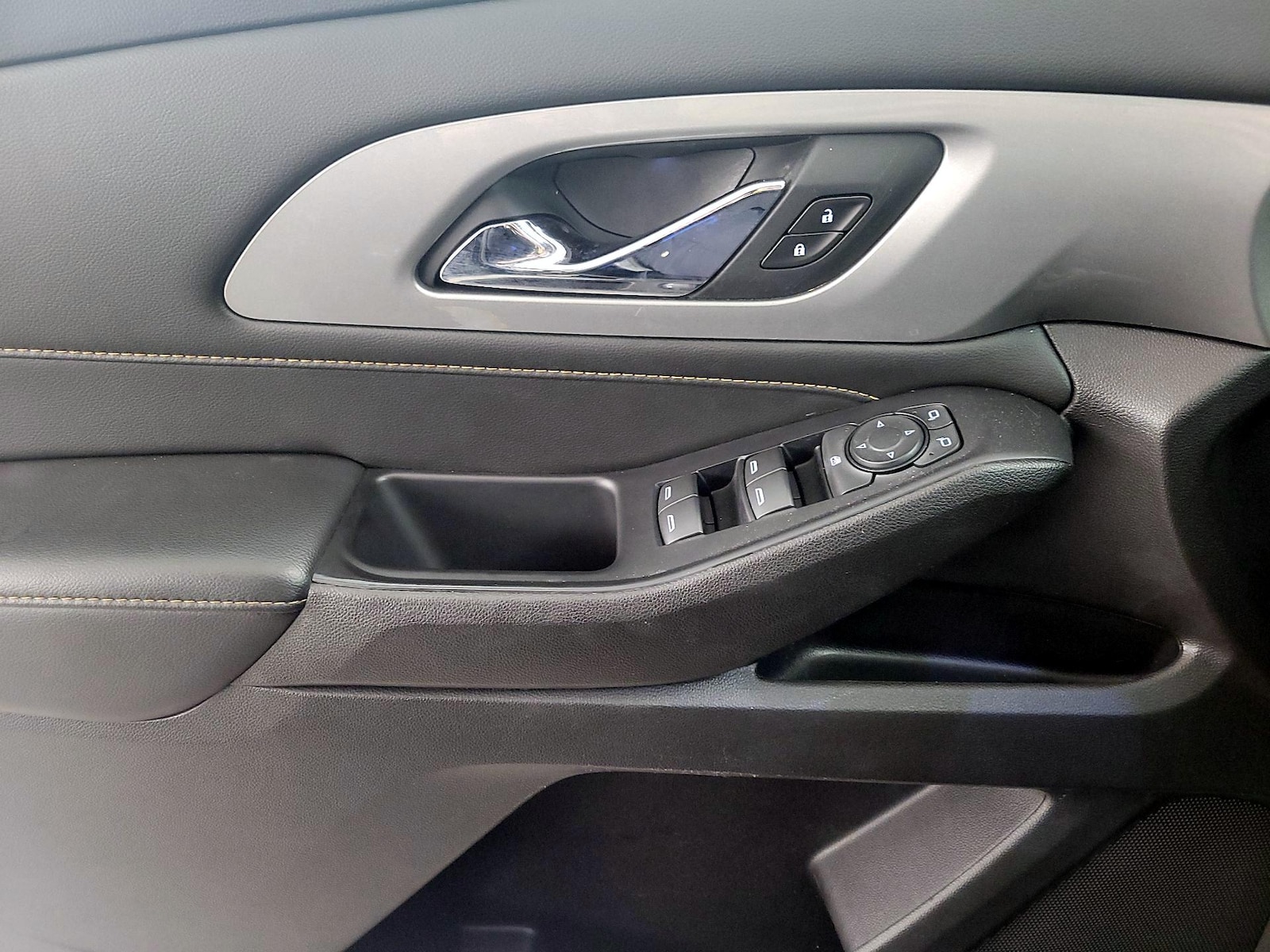 2021 Chevrolet Traverse LS - Photo 13