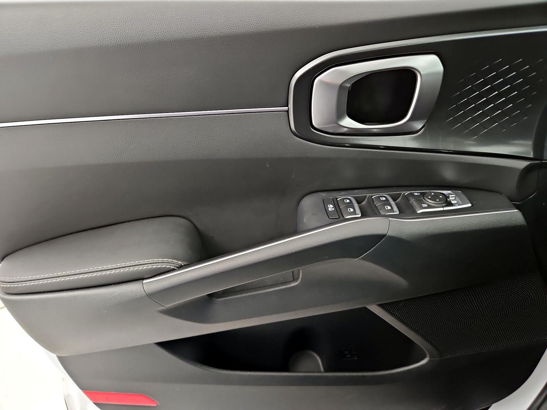 Thumbnail: 2023 Kia Sorento - 12