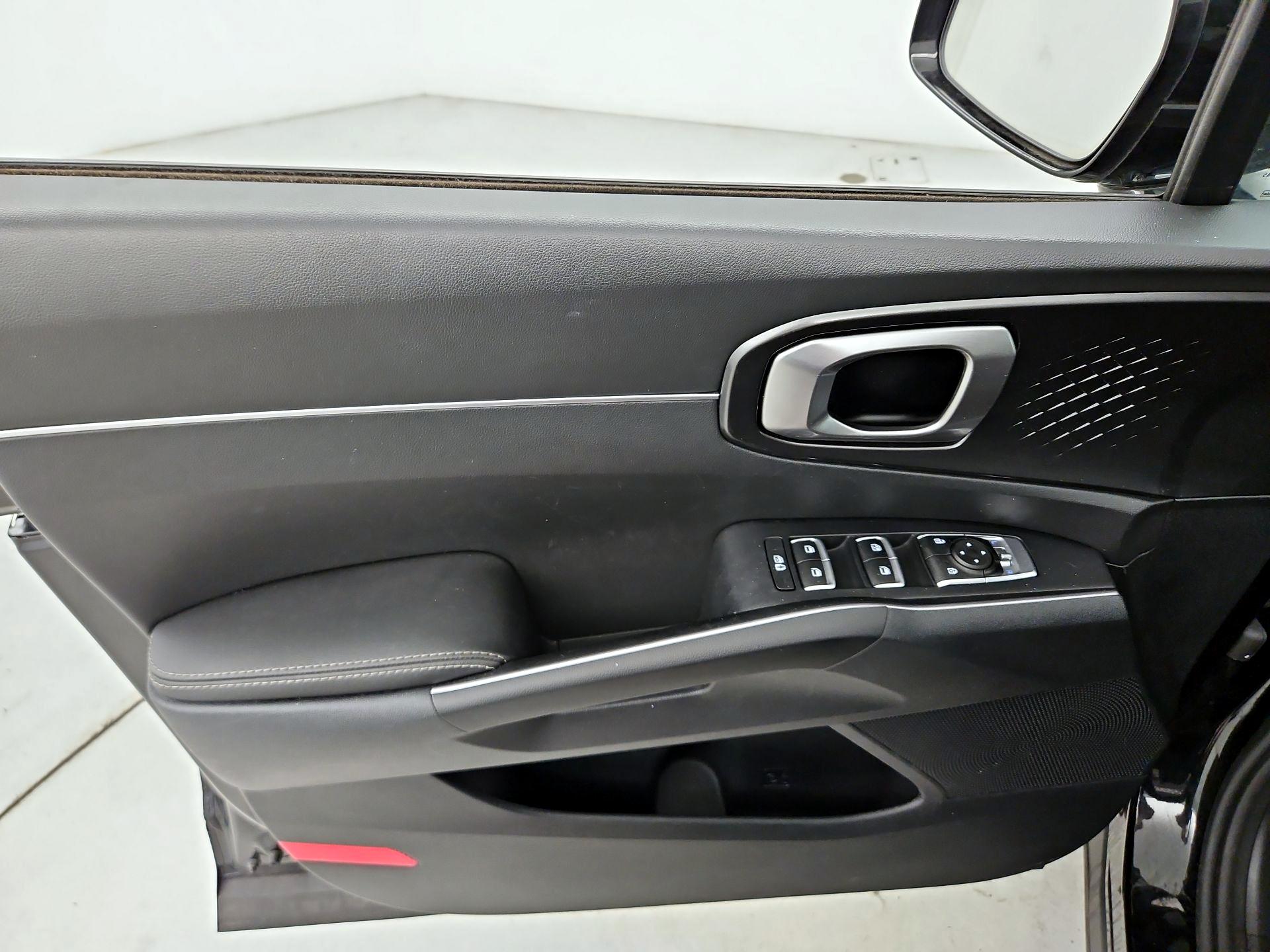 Thumbnail: 2023 Kia Sorento - 12