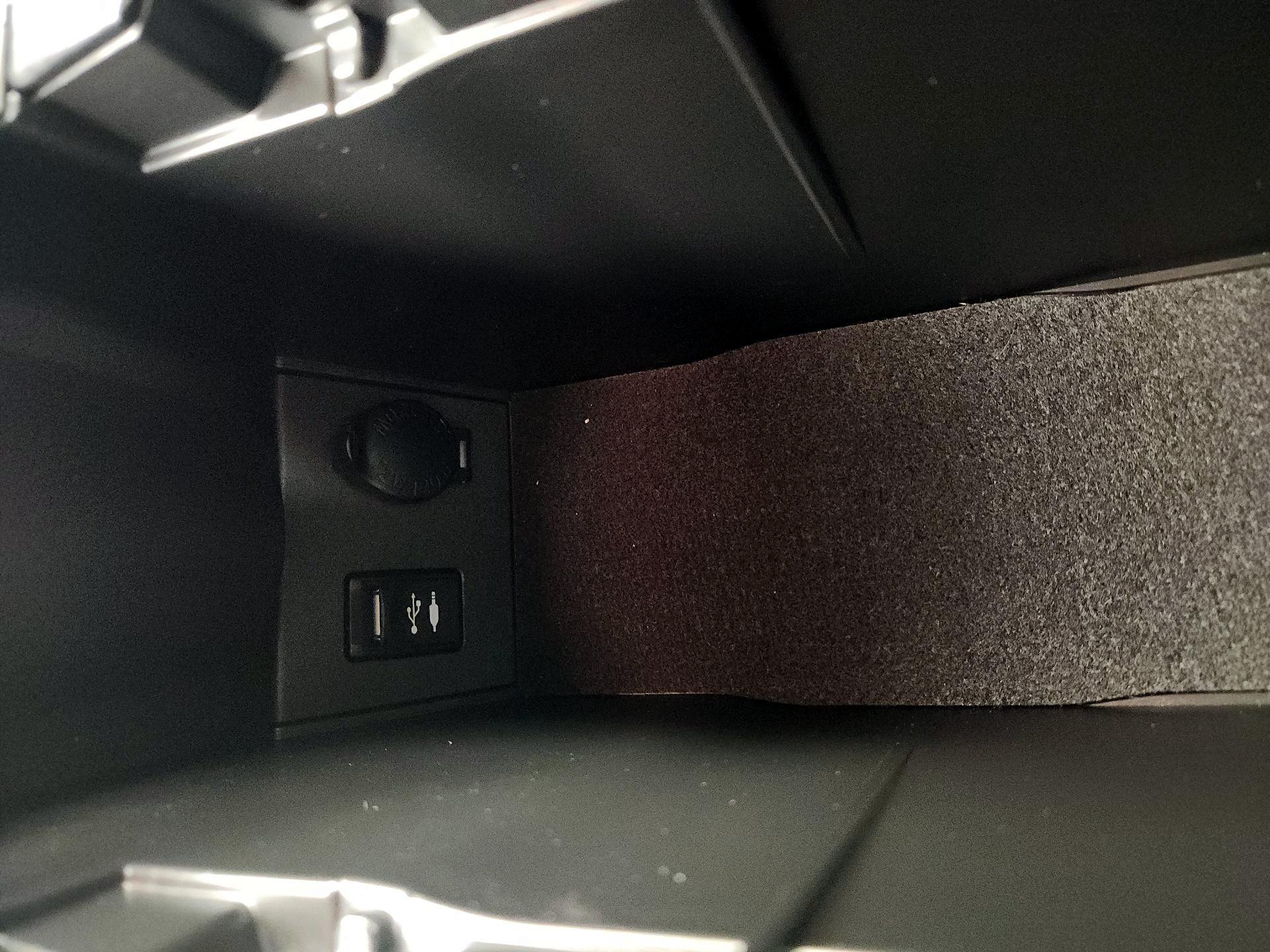 Thumbnail: 2014 Toyota Prius - 18