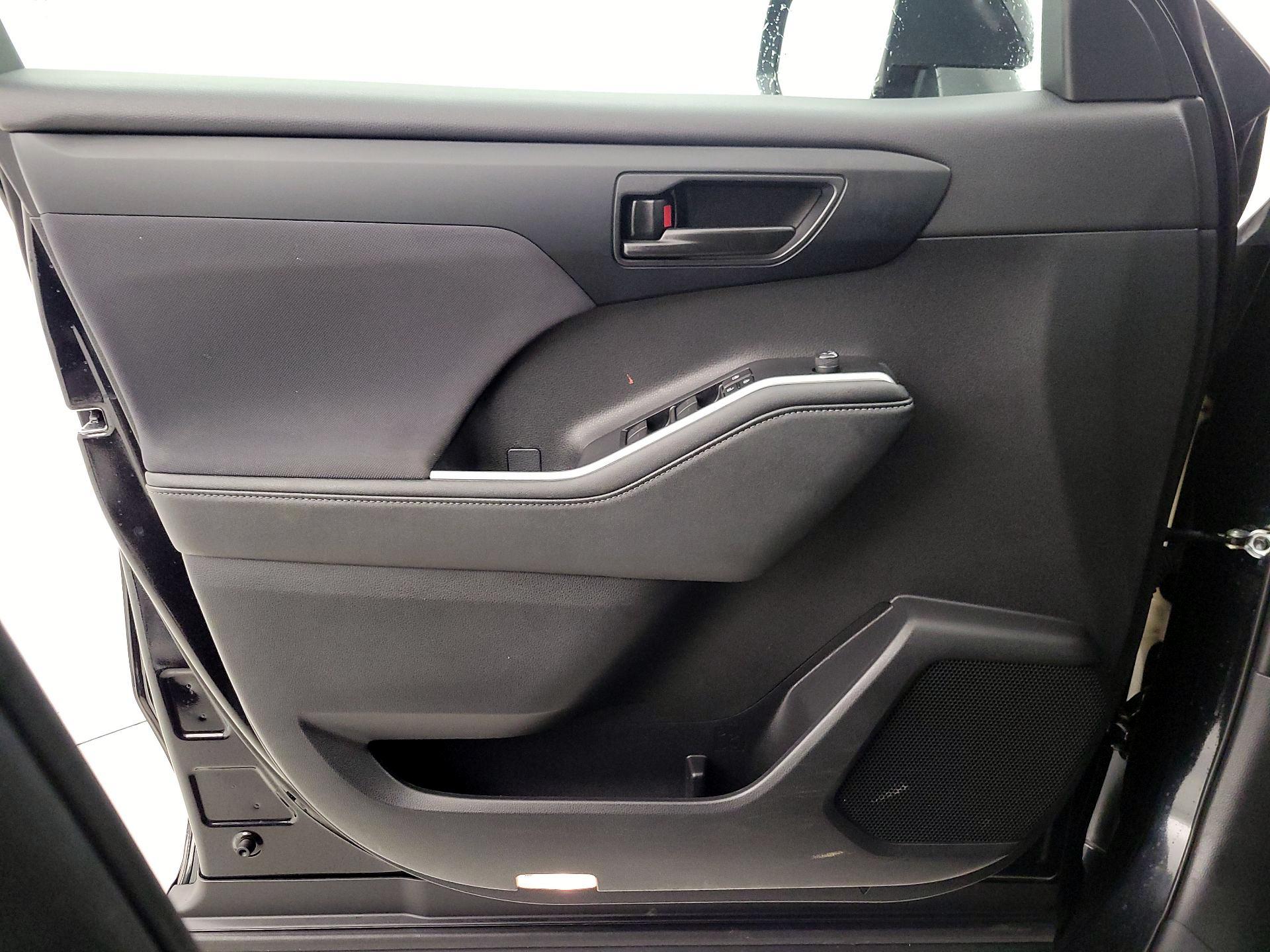 Thumbnail: 2023 Toyota Highlander - 12