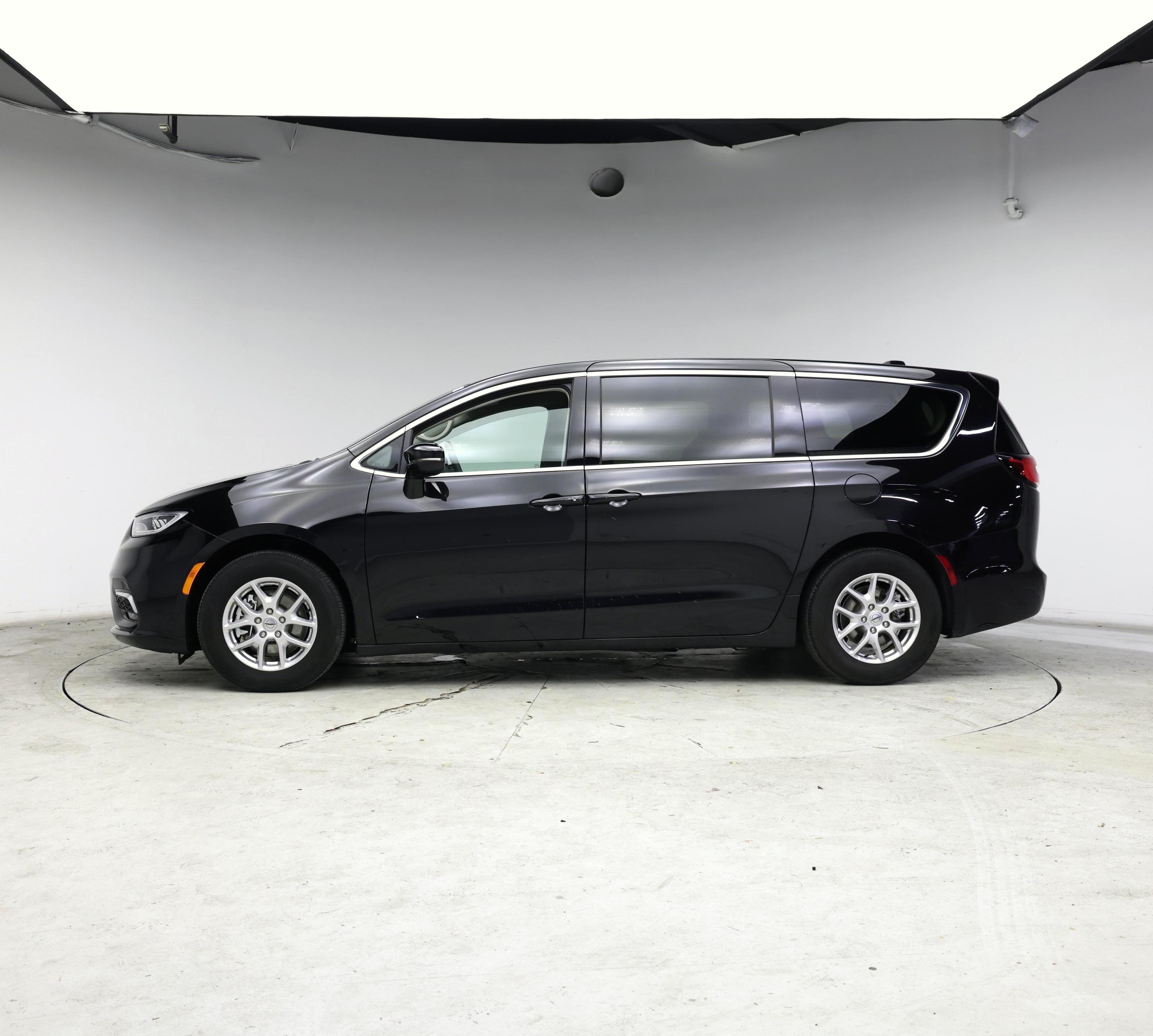 Thumbnail: 2024 Chrysler Pacifica - 3