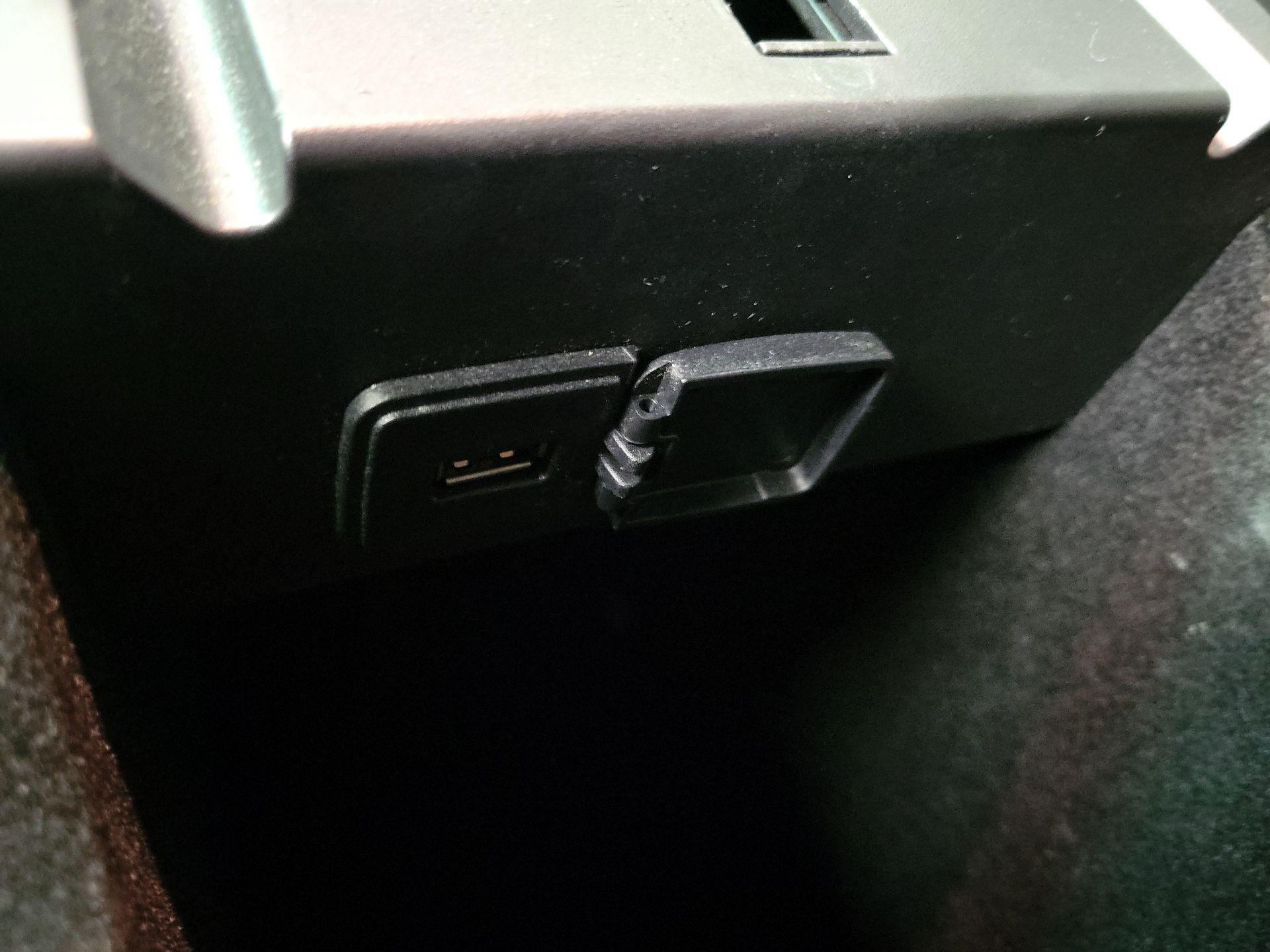 Thumbnail: 2016 Ford Explorer - 19