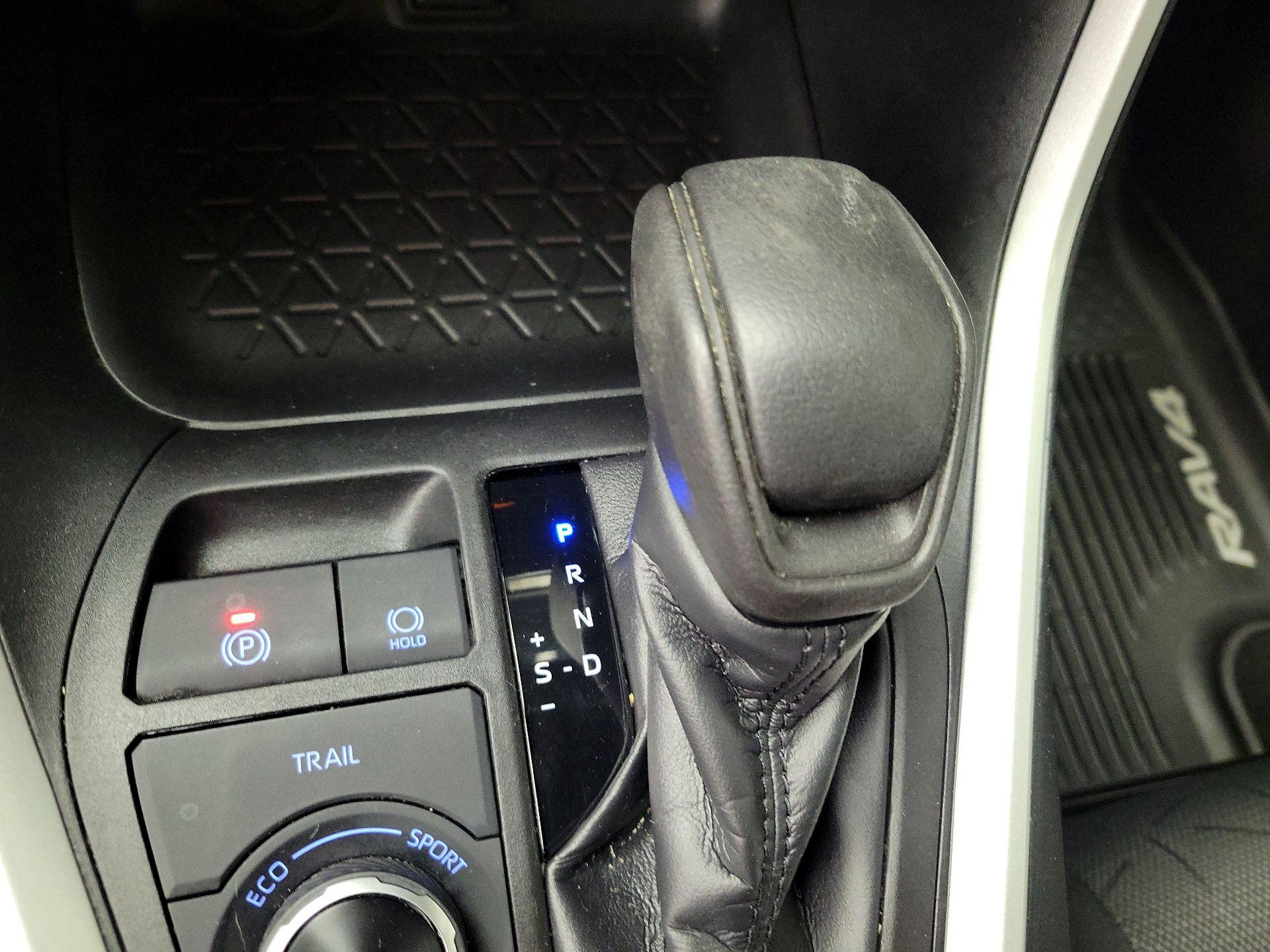 Thumbnail: 2020 Toyota RAV4 - 17