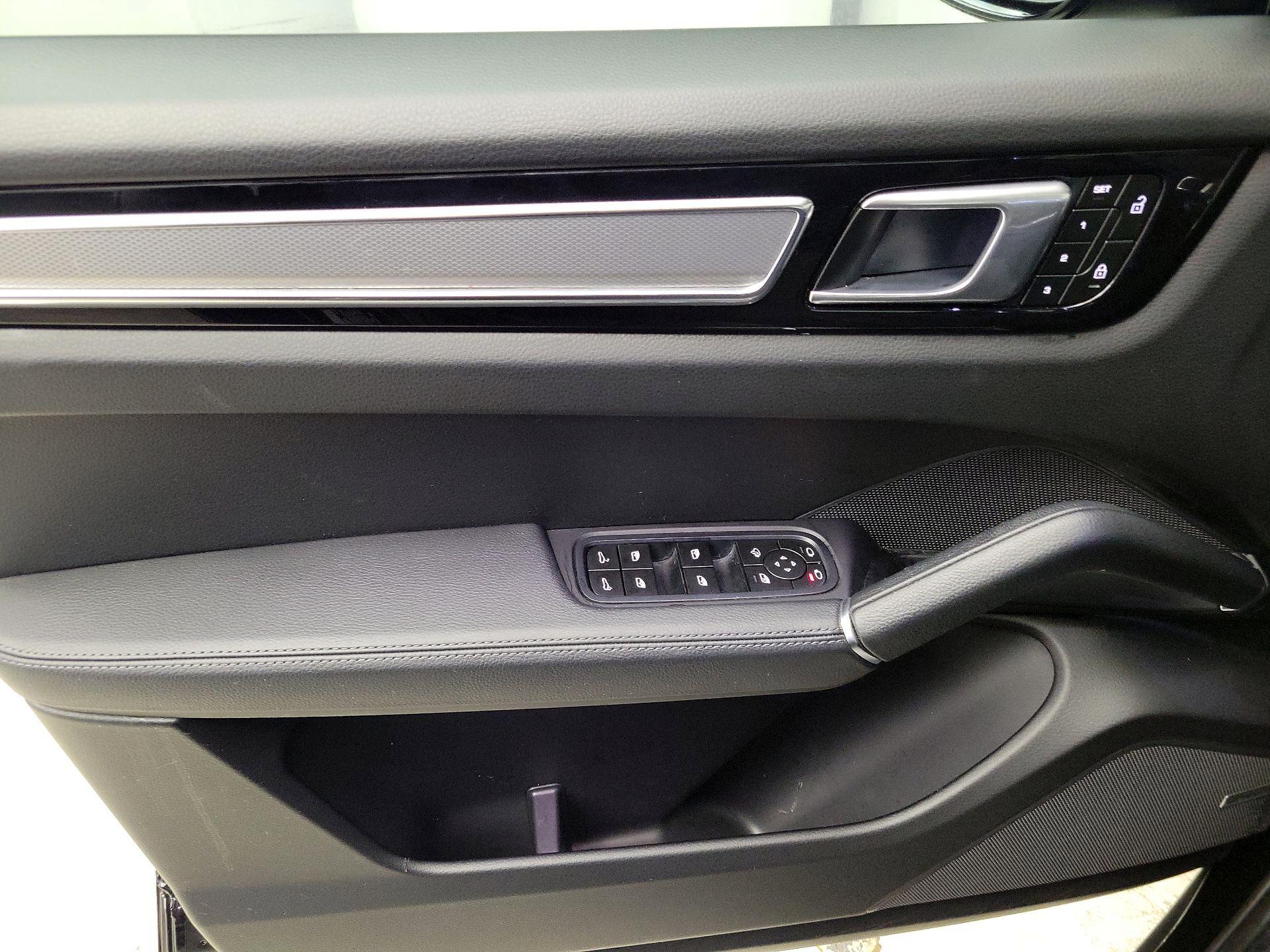 Thumbnail: 2023 Porsche Cayenne - 12