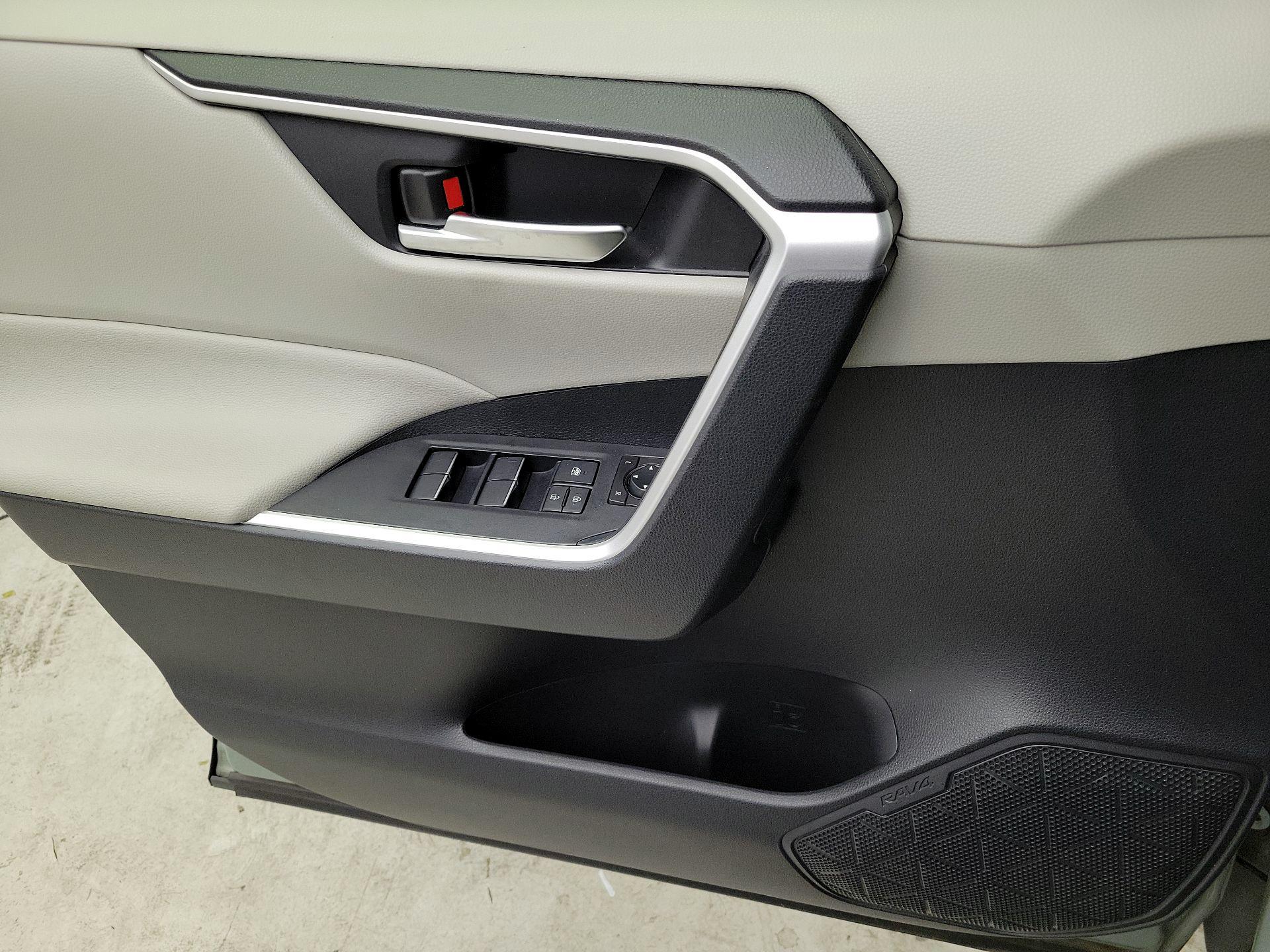 Thumbnail: 2019 Toyota RAV4 - 12