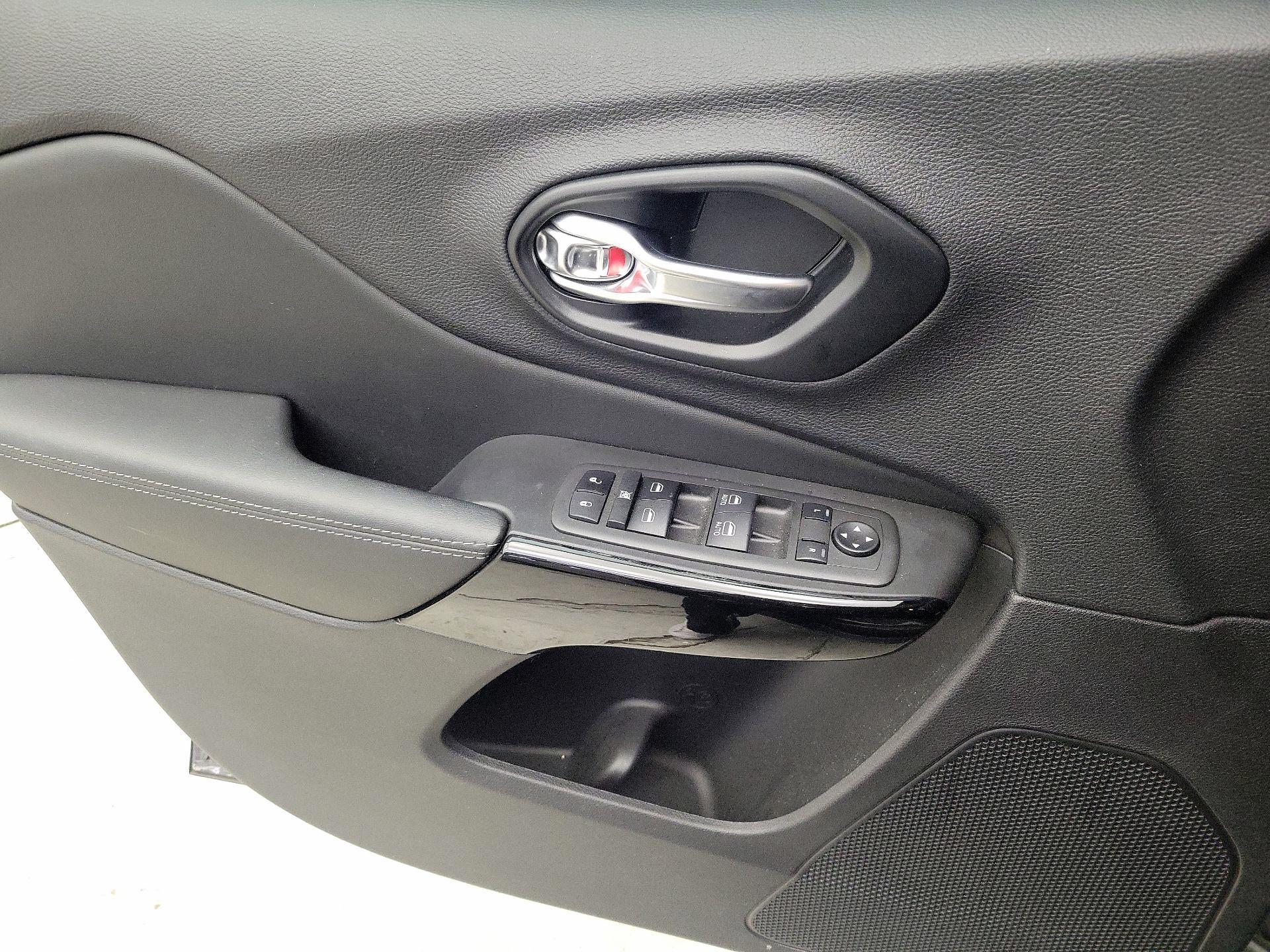 Thumbnail: 2023 Jeep Cherokee - 12