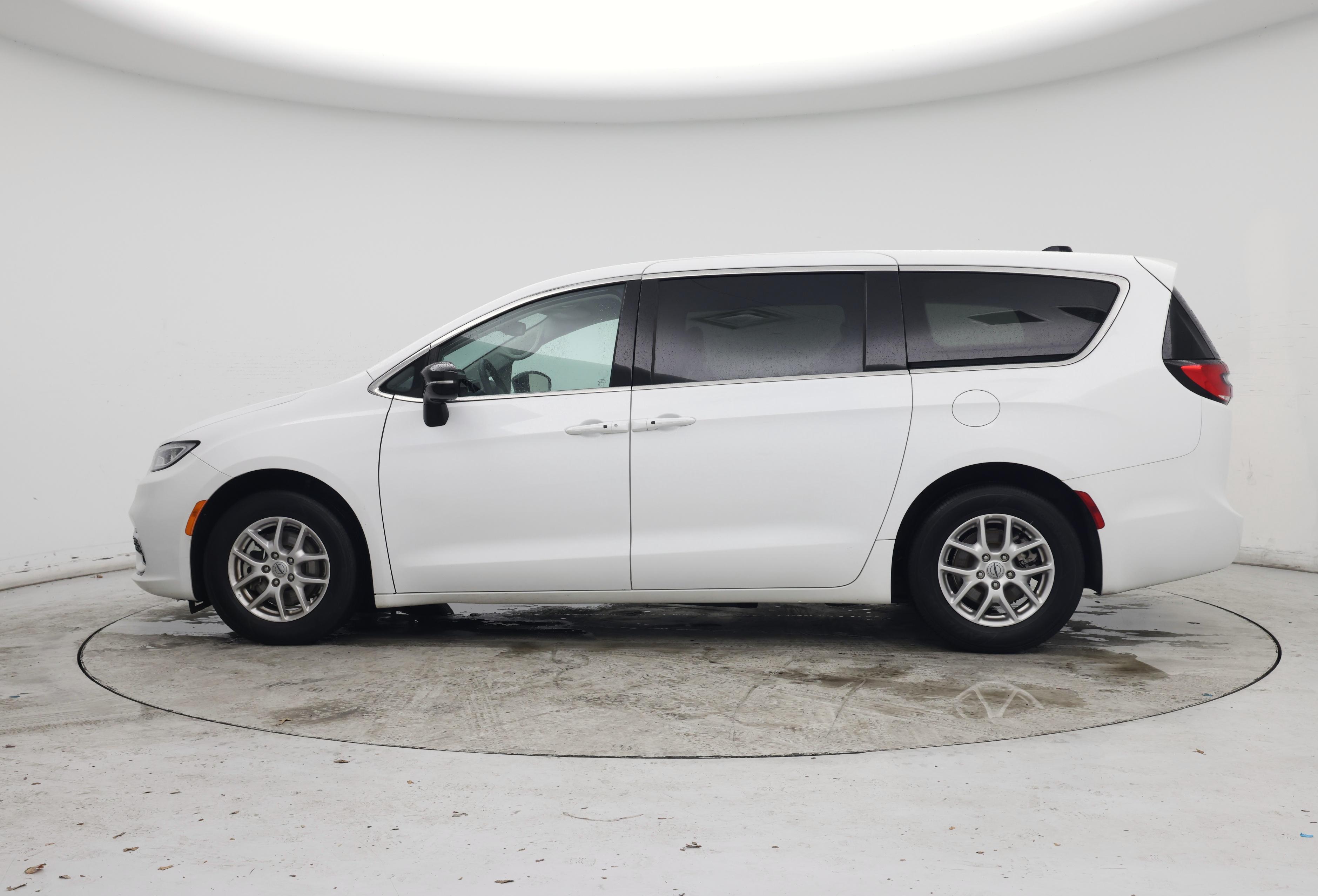 Thumbnail: 2024 Chrysler Pacifica - 3