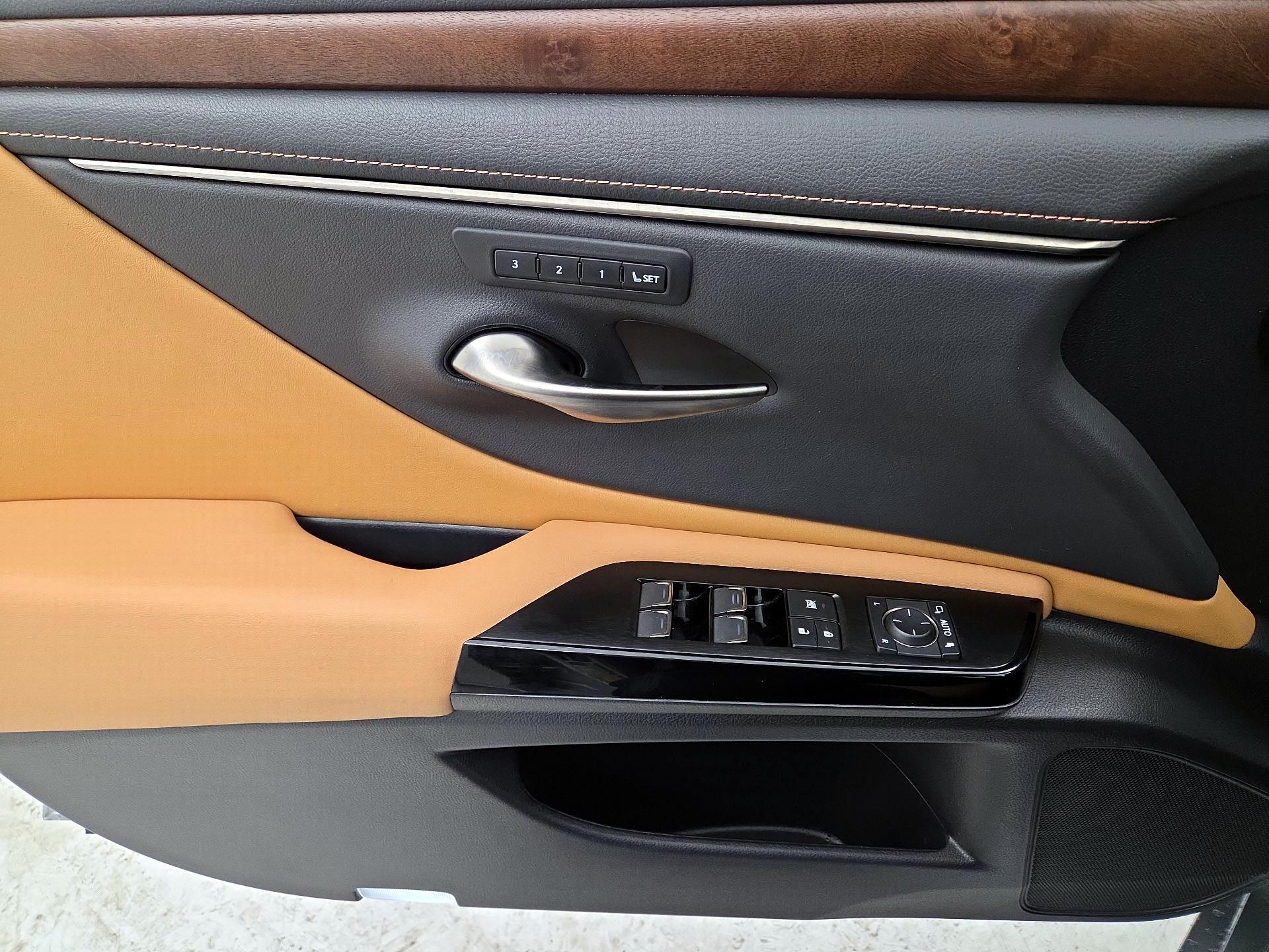 Thumbnail: 2022 Lexus ES - 12