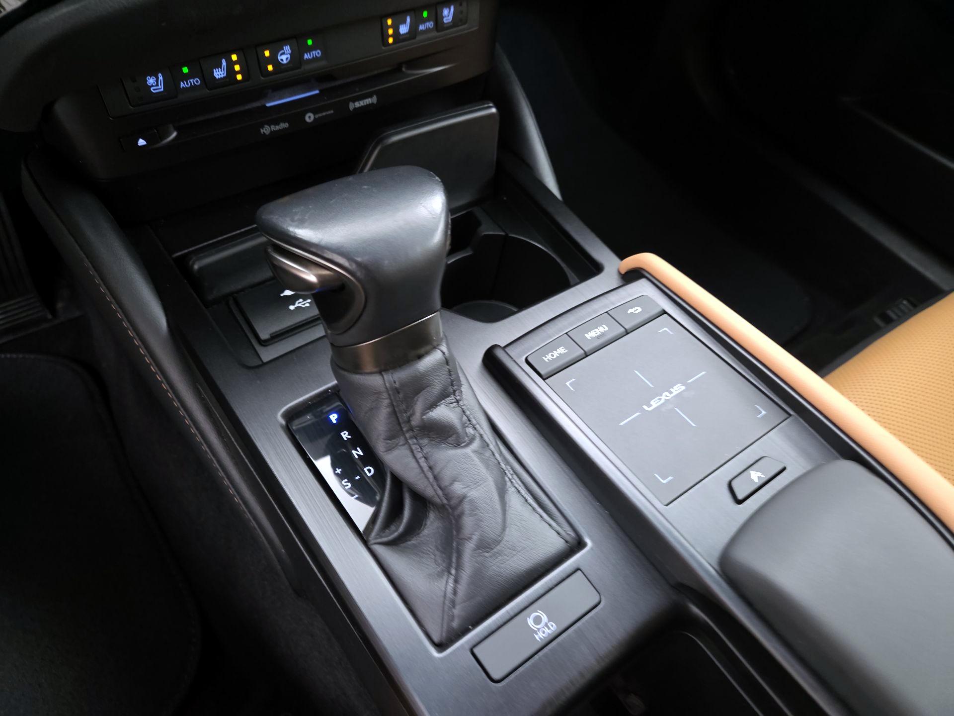 Thumbnail: 2022 Lexus ES - 17