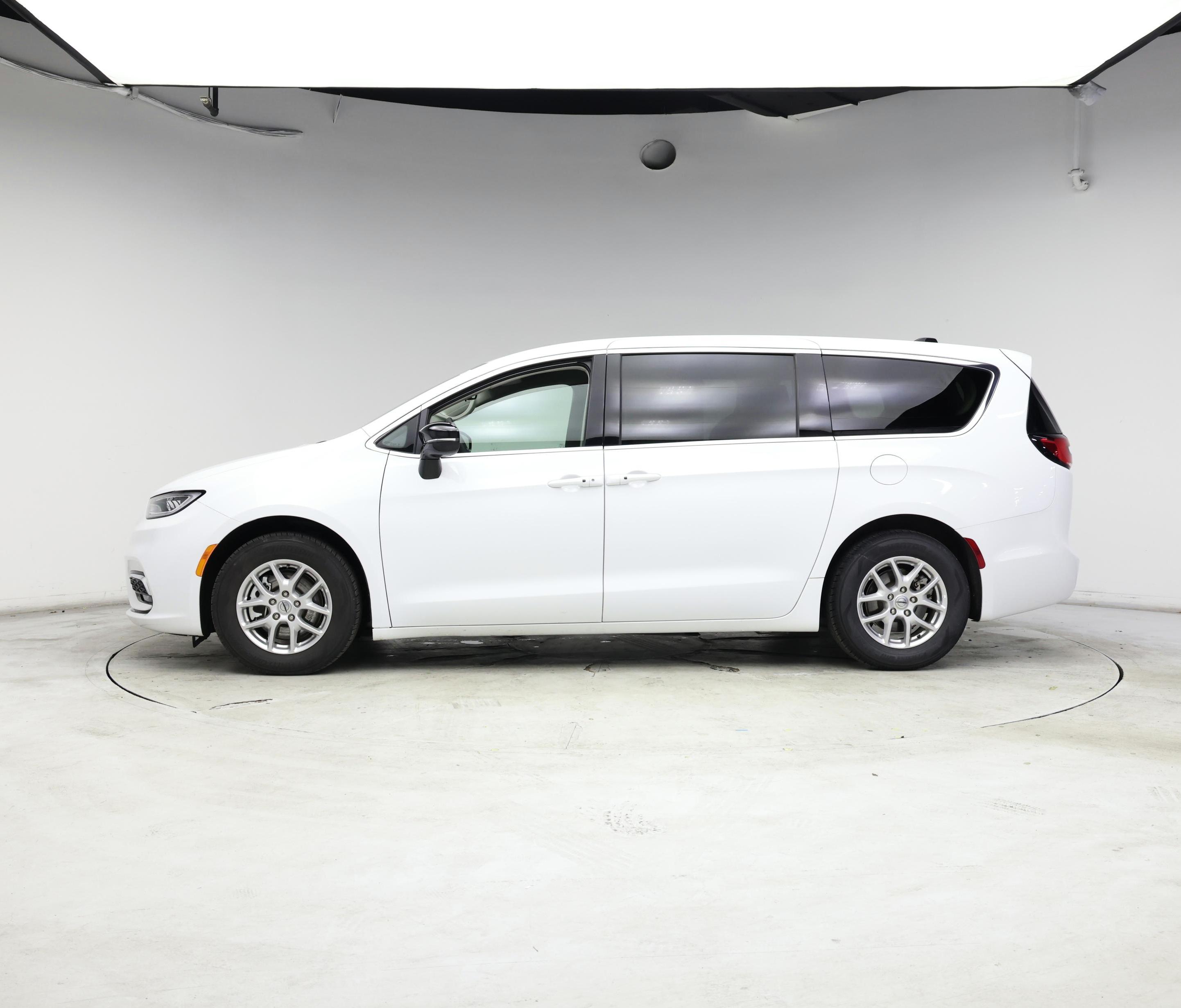 Thumbnail: 2024 Chrysler Pacifica - 3