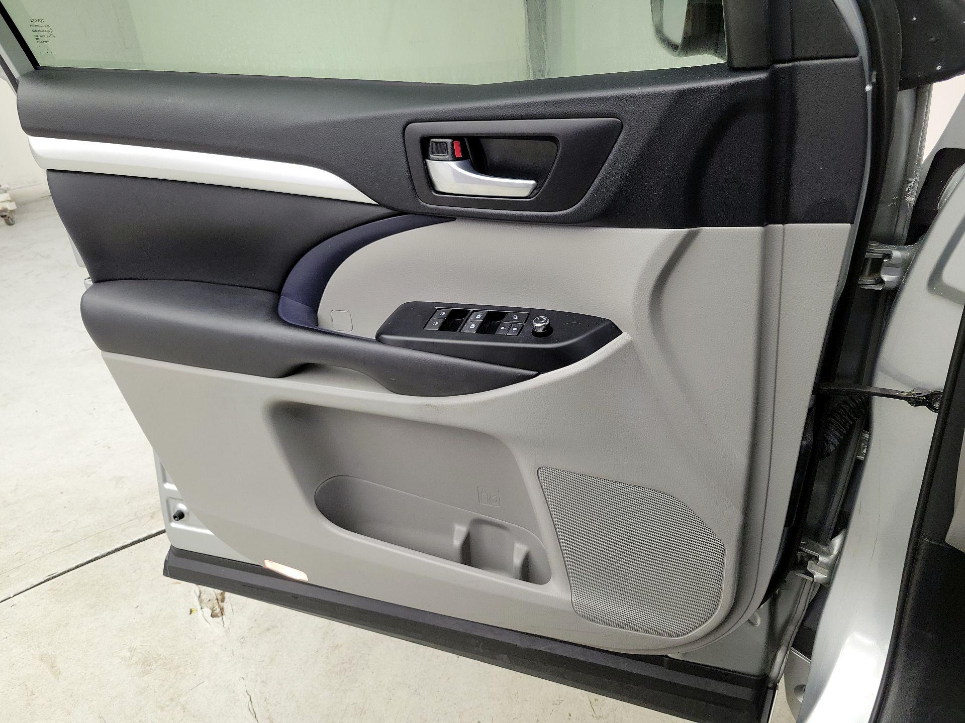 Thumbnail: 2018 Toyota Highlander - 12