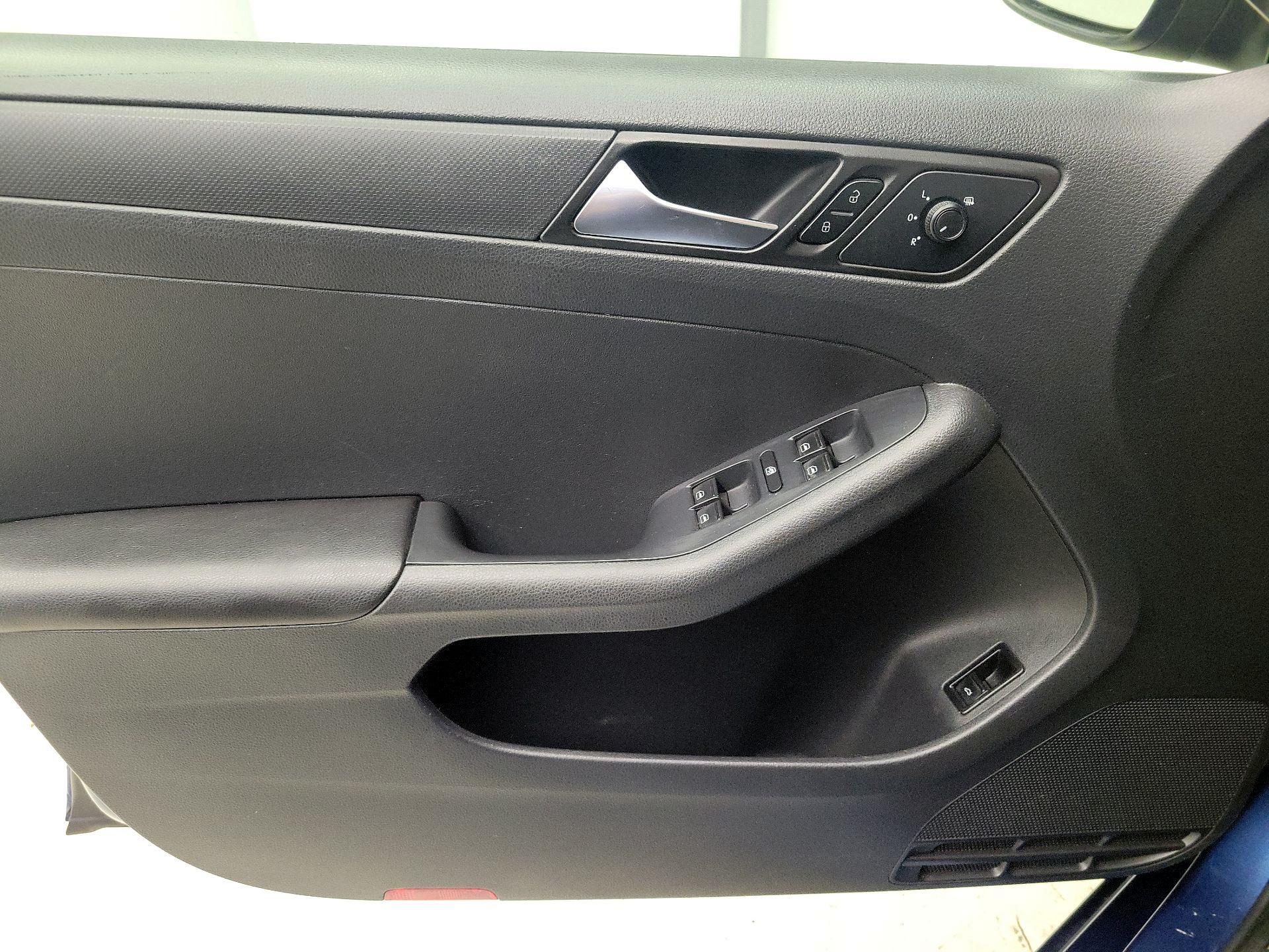 Thumbnail: 2015 Volkswagen Jetta - 12