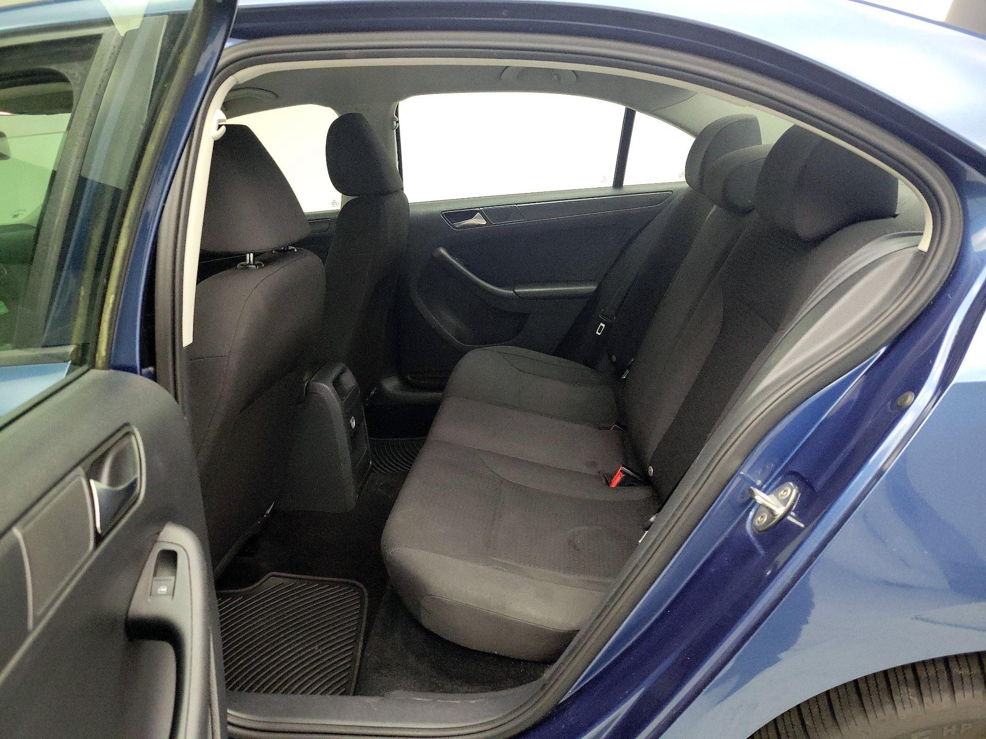 Thumbnail: 2015 Volkswagen Jetta - 18