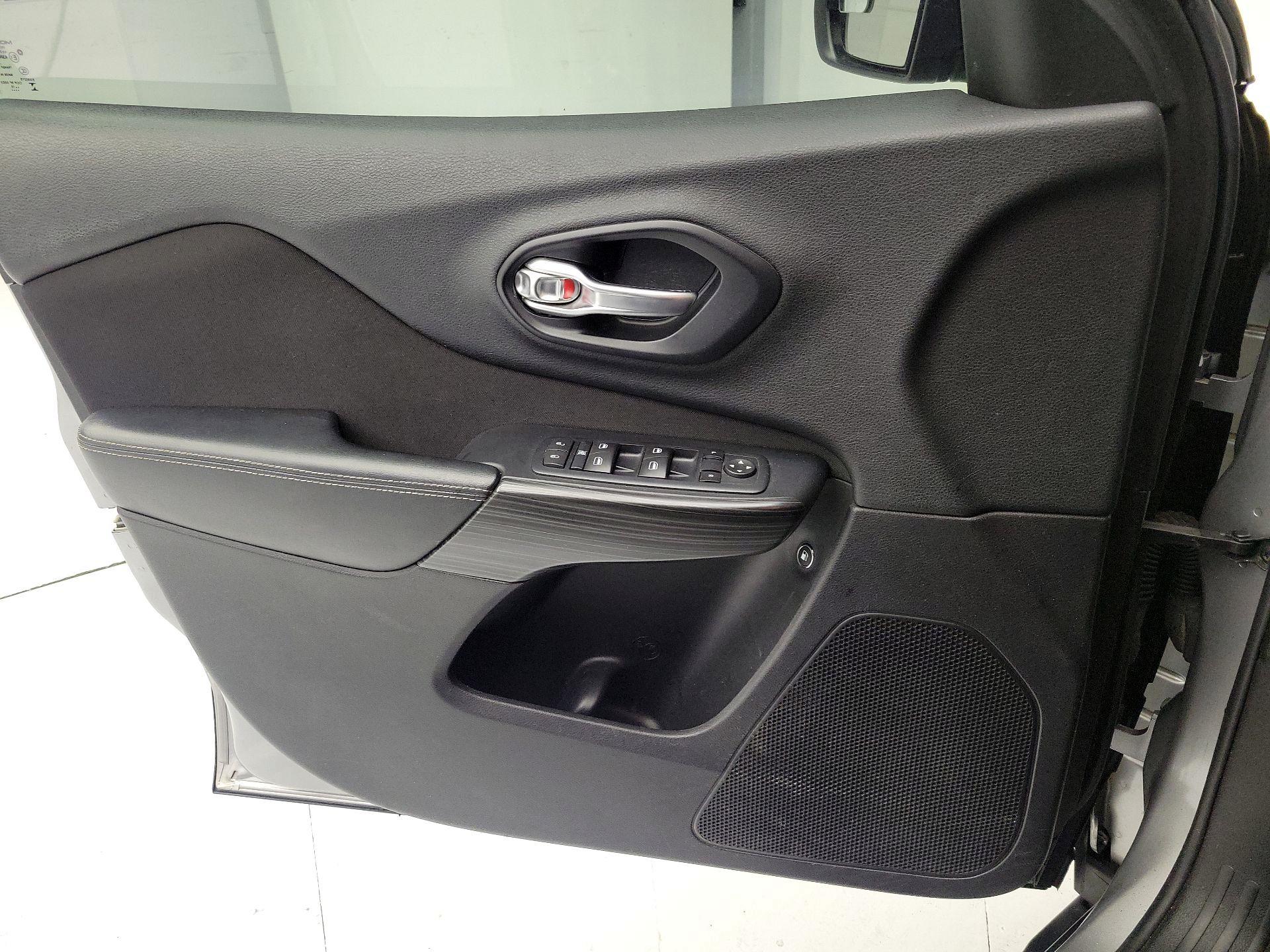 Thumbnail: 2015 Jeep Cherokee - 12