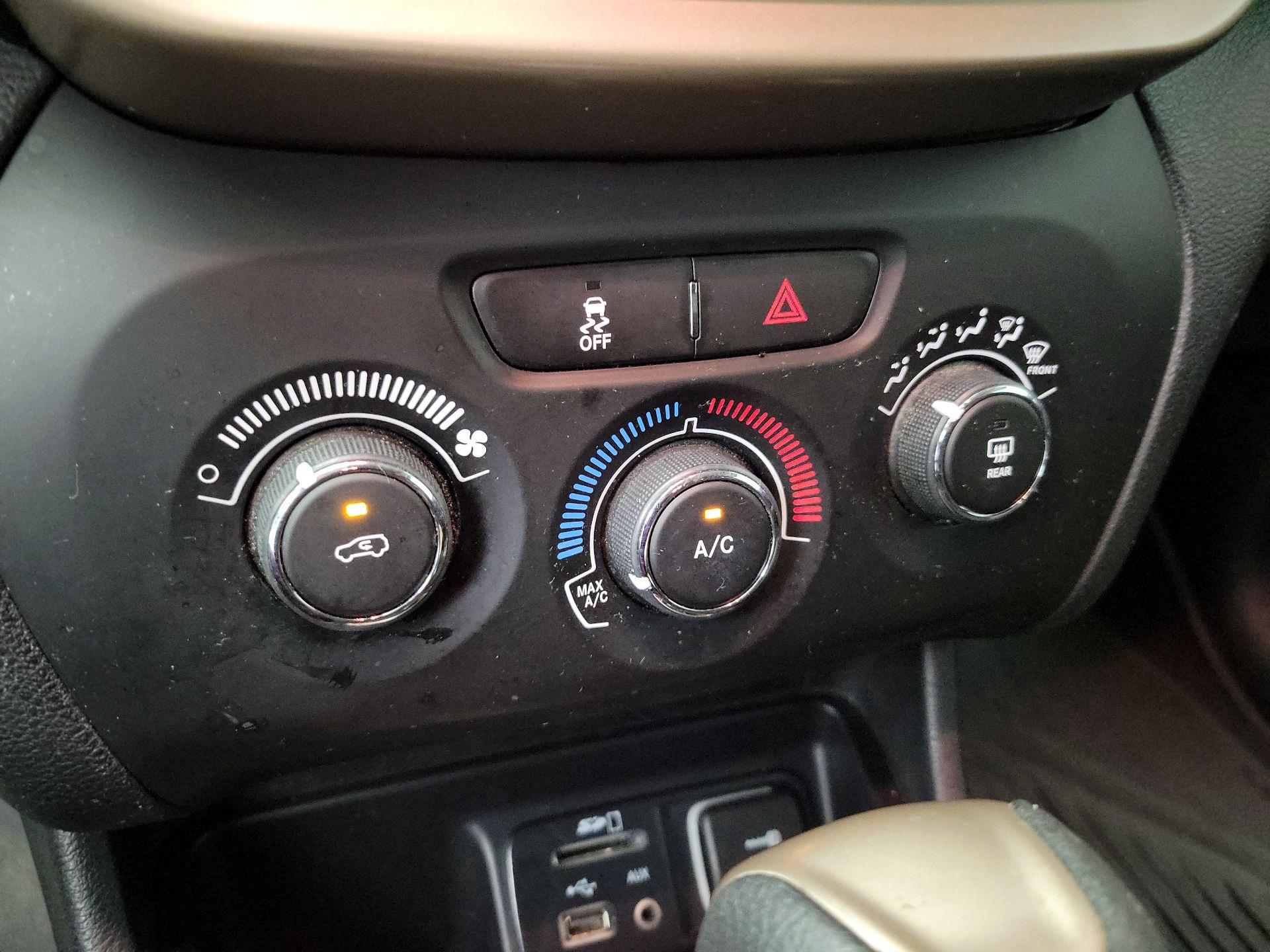 Thumbnail: 2015 Jeep Cherokee - 15