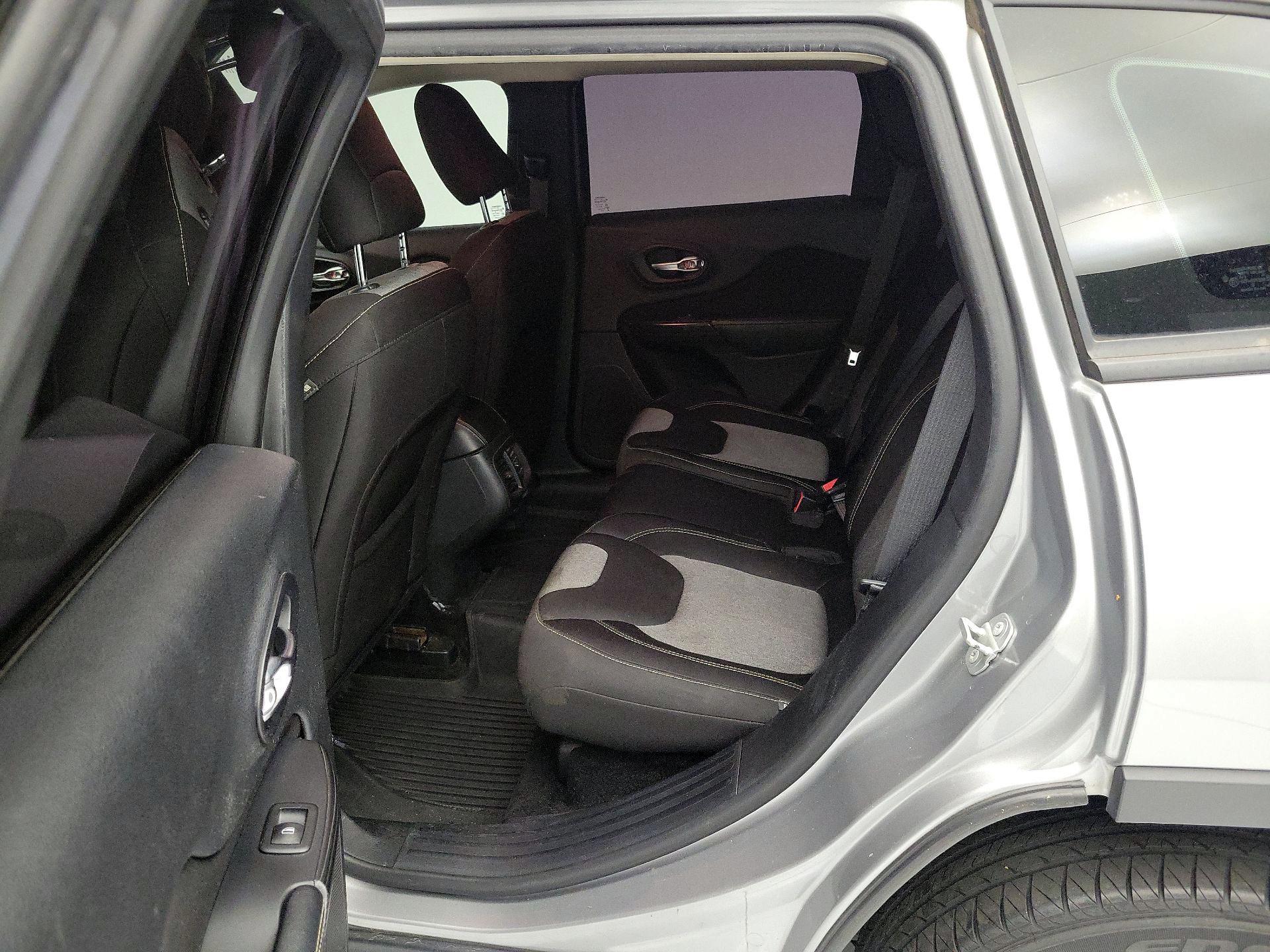 Thumbnail: 2015 Jeep Cherokee - 18