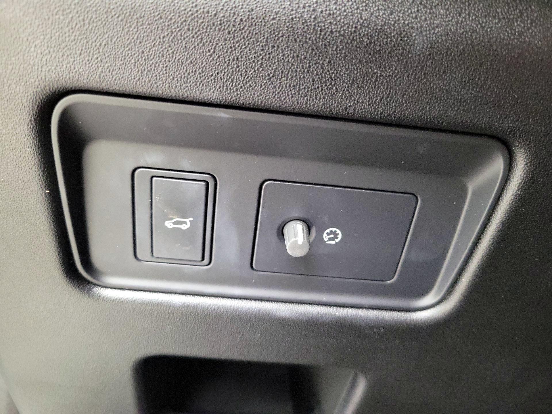 Thumbnail: 2024 Land Rover Discovery - 13