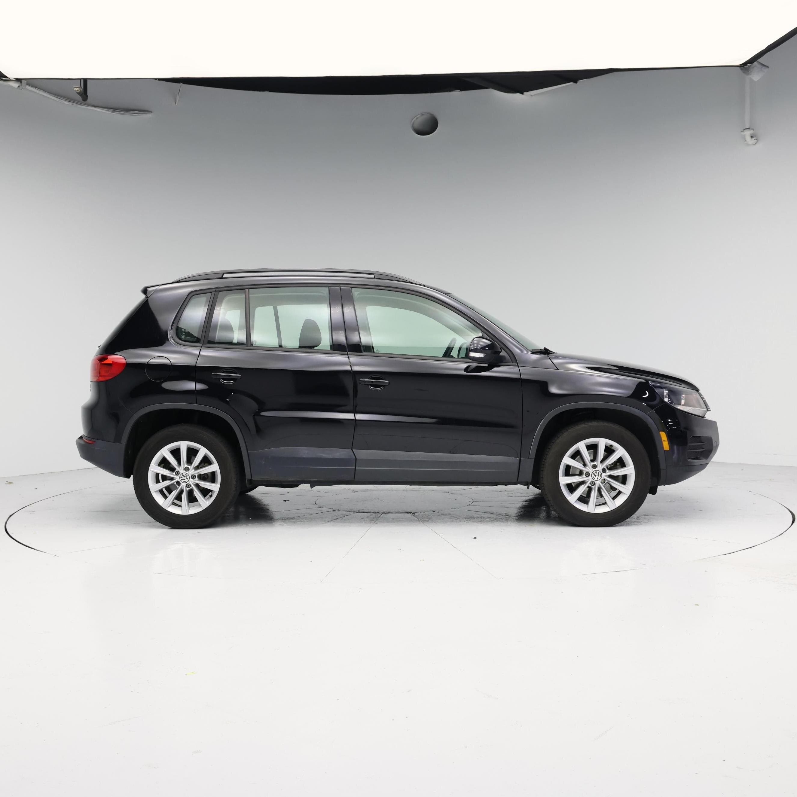 Thumbnail: 2017 Volkswagen Tiguan - 7