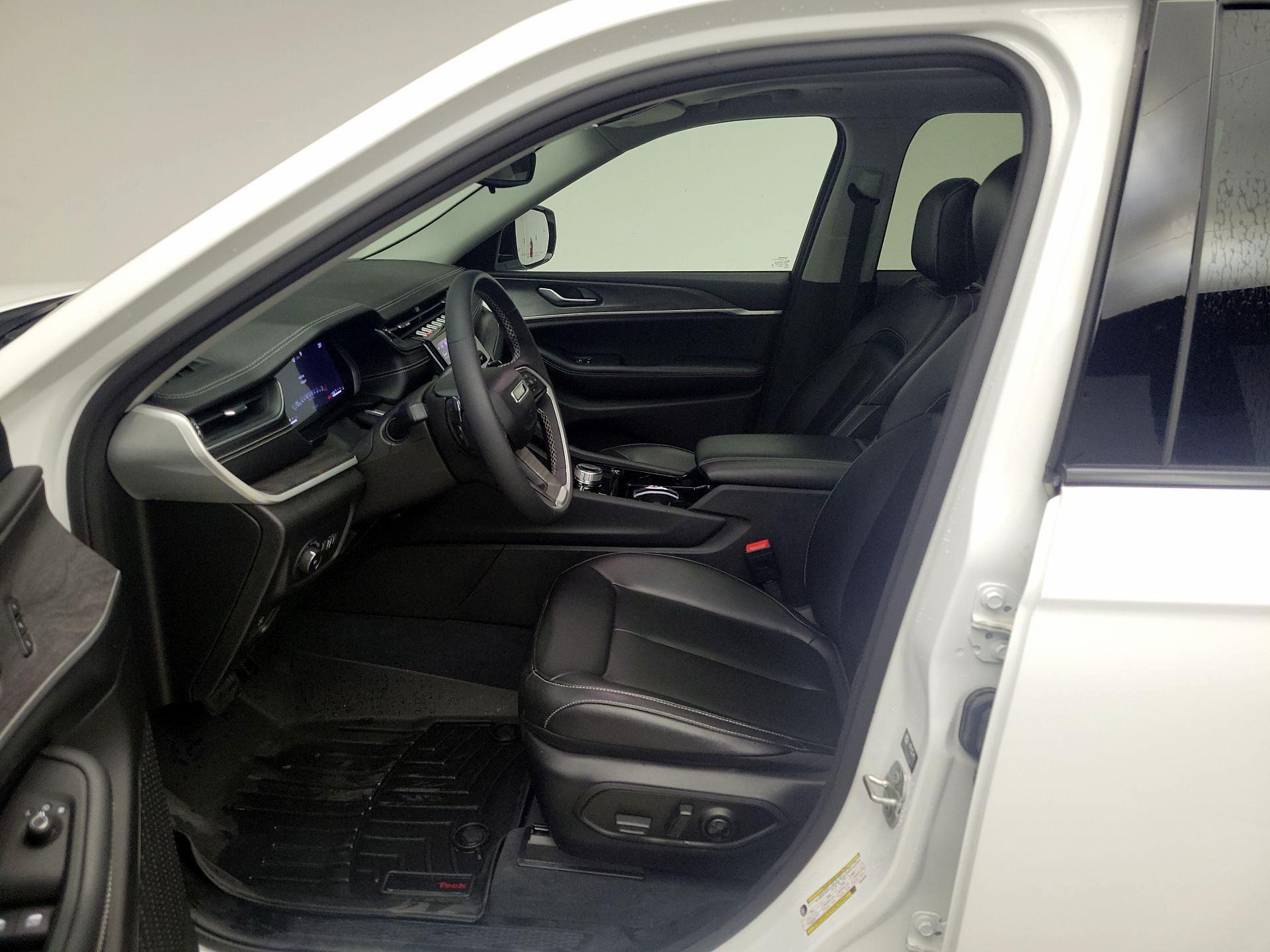 Thumbnail: 2023 Jeep Grand Cherokee - 11