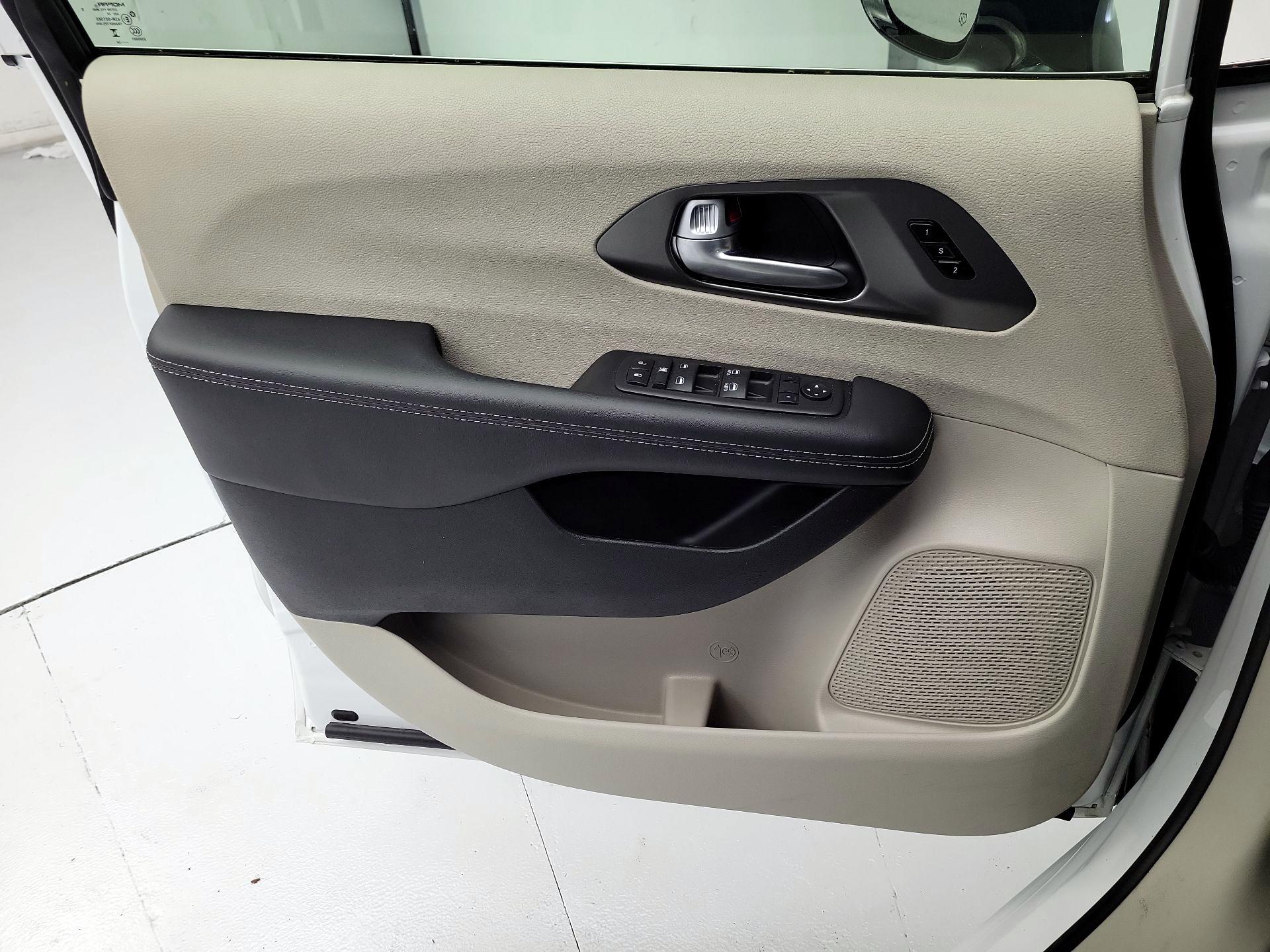 Thumbnail: 2024 Chrysler Pacifica - 12