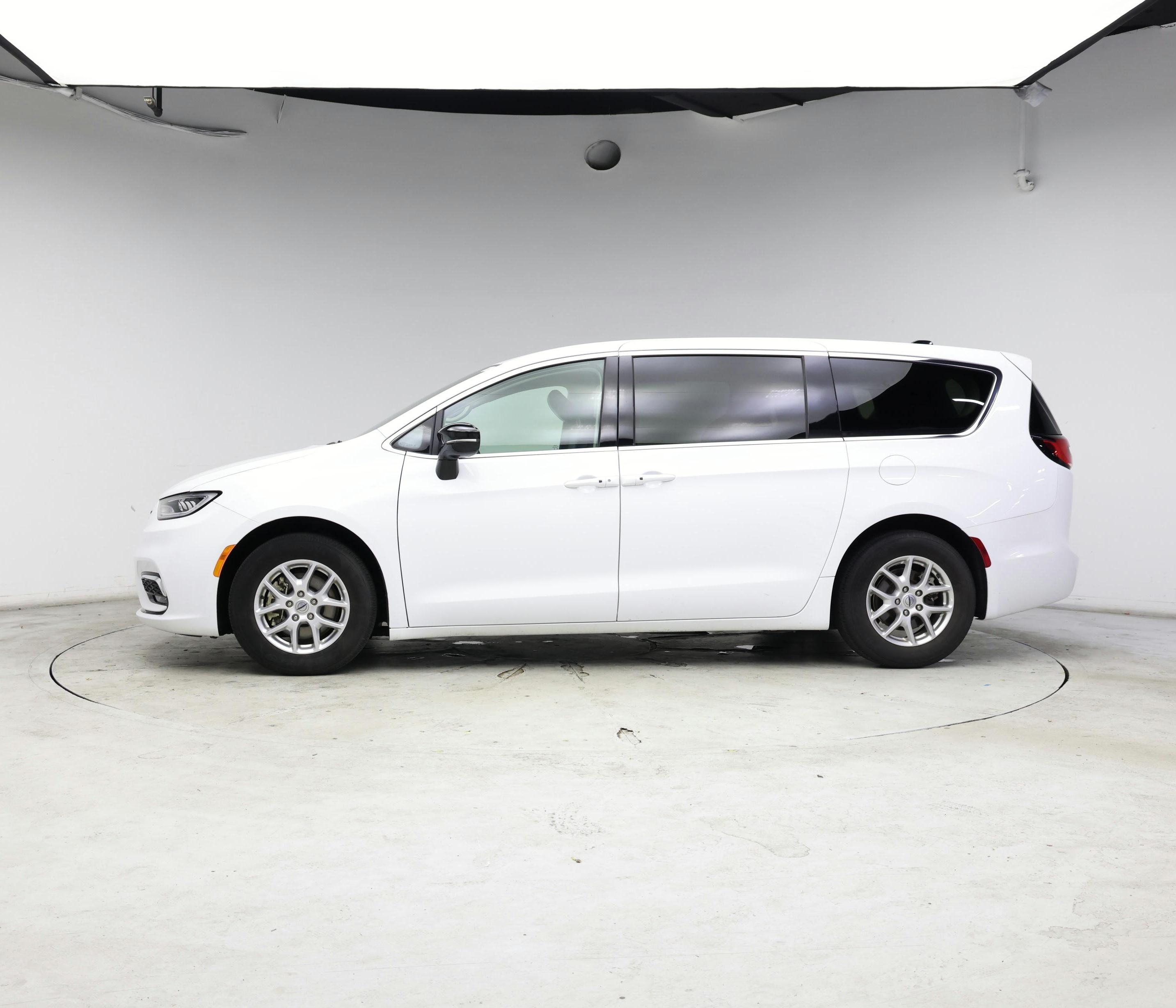 Thumbnail: 2024 Chrysler Pacifica - 3