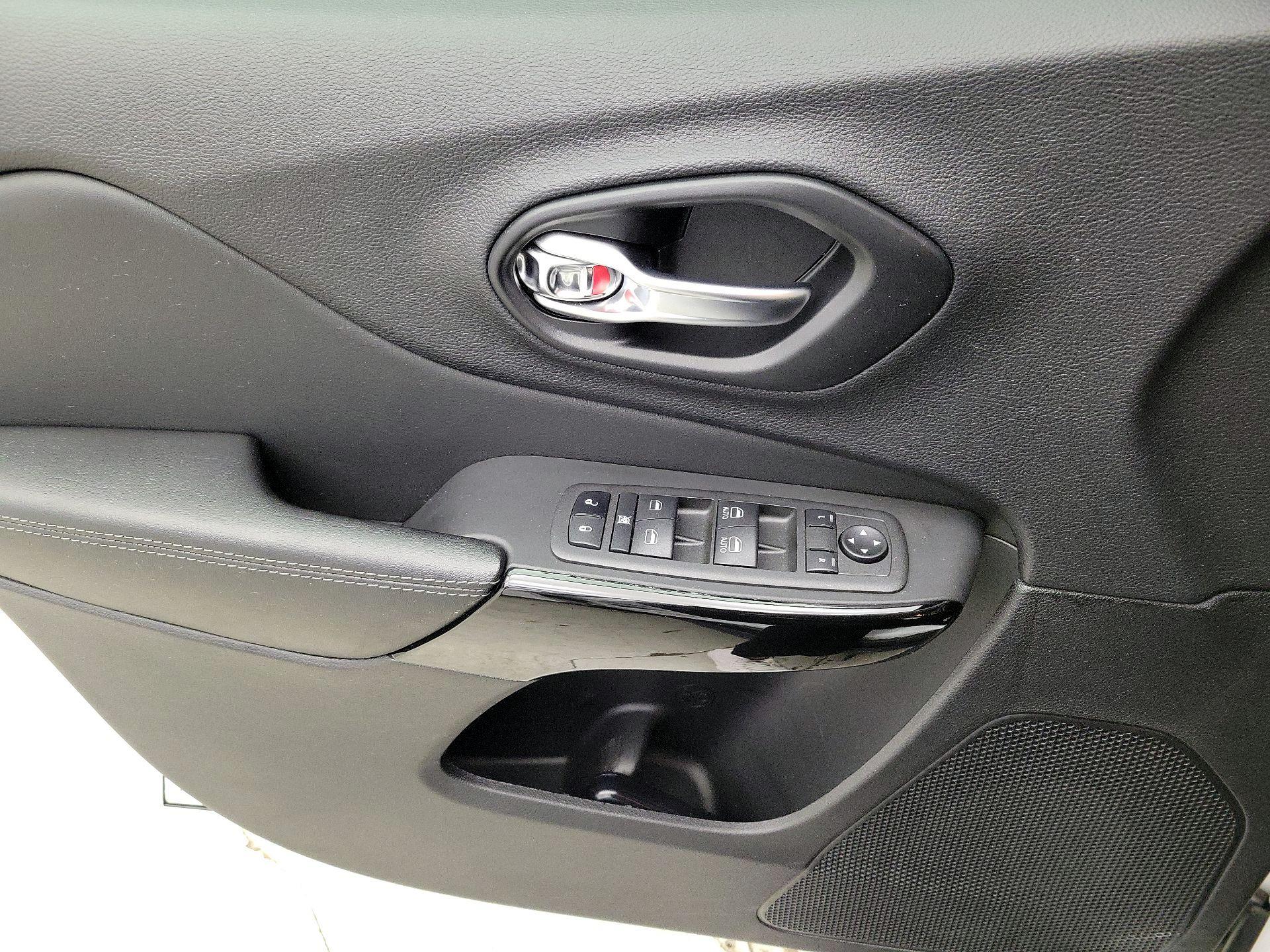 Thumbnail: 2023 Jeep Cherokee - 12