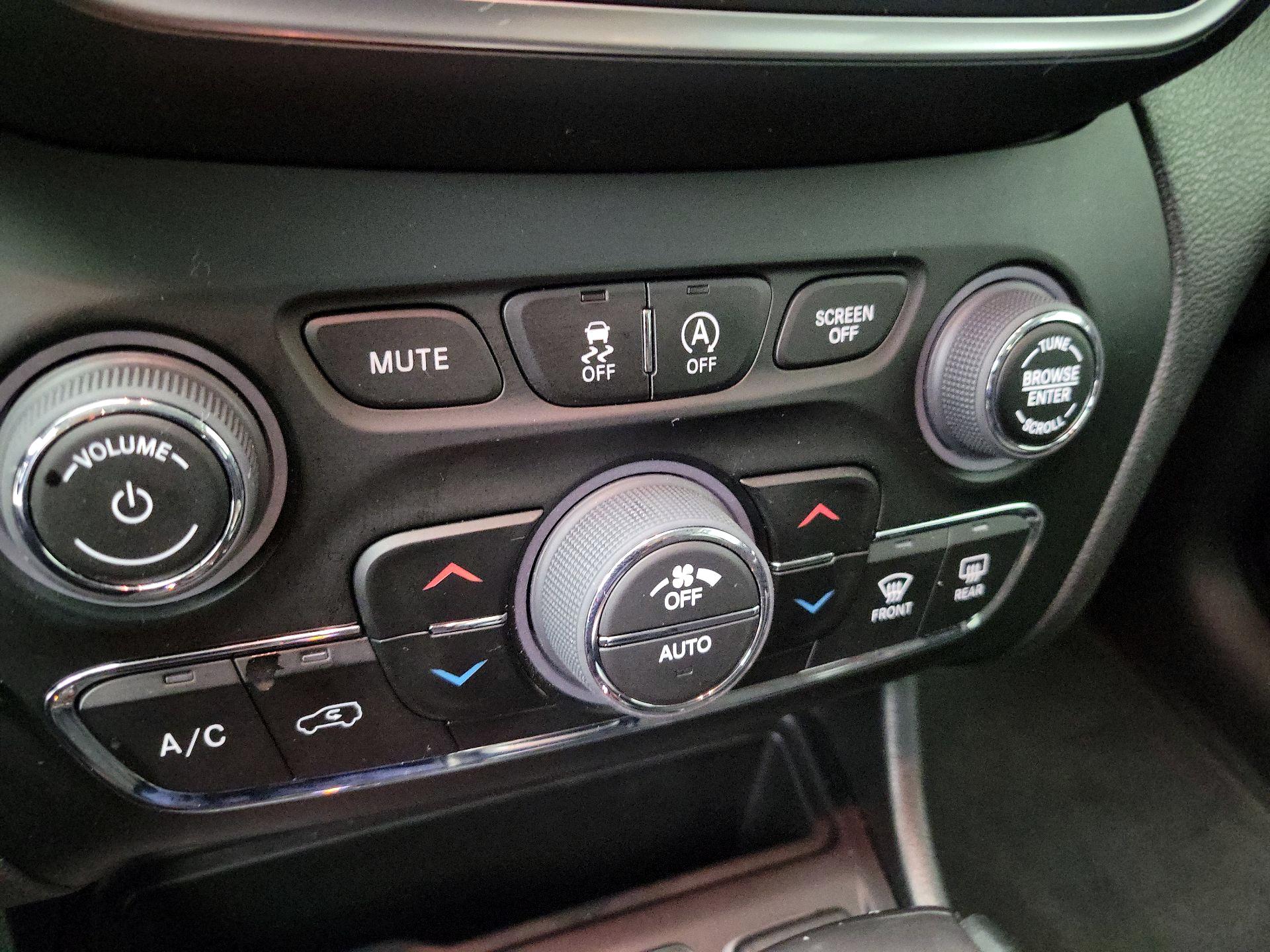 Thumbnail: 2023 Jeep Cherokee - 17