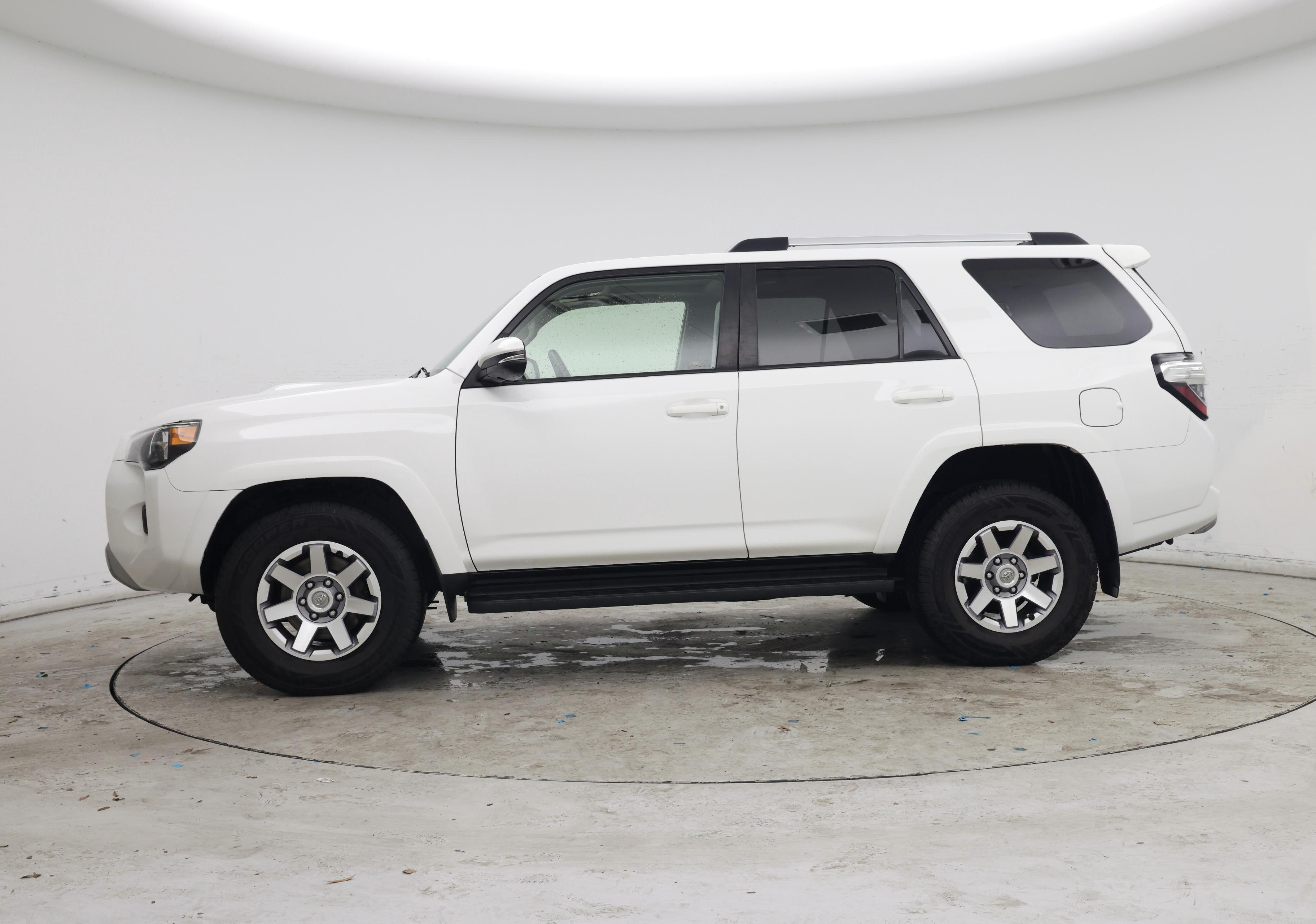 Thumbnail: 2016 Toyota 4Runner - 3