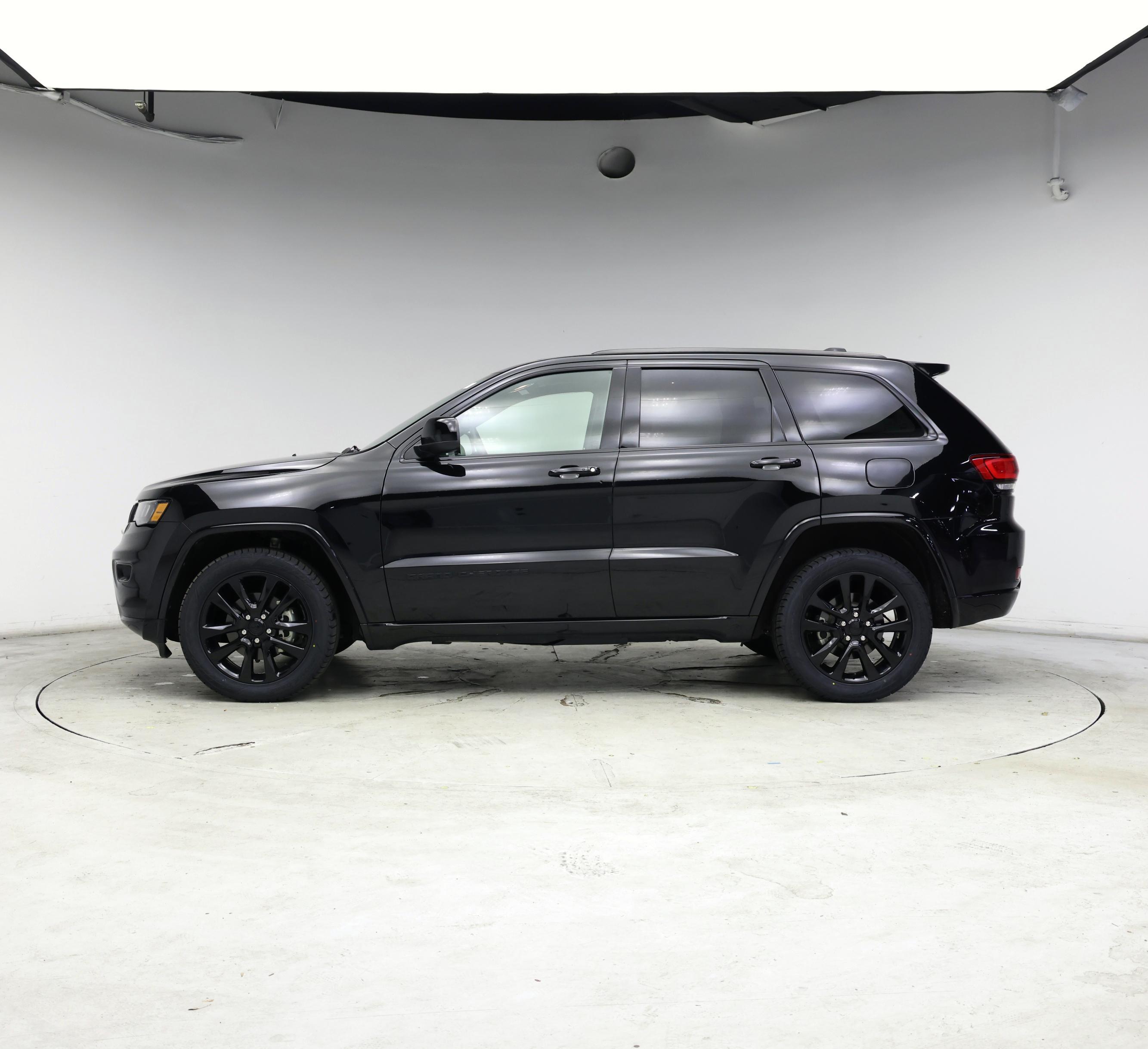 Thumbnail: 2018 Jeep Grand Cherokee - 3