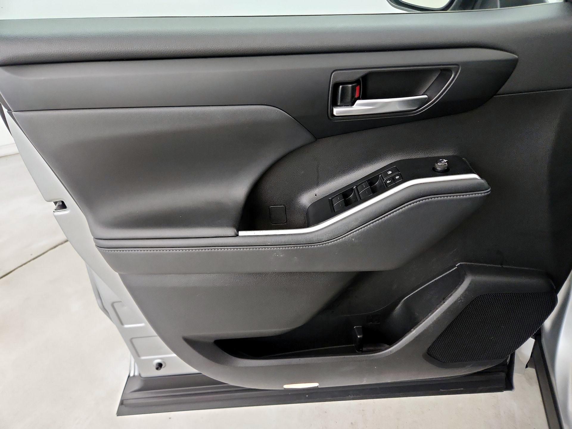 Thumbnail: 2022 Toyota Highlander - 12