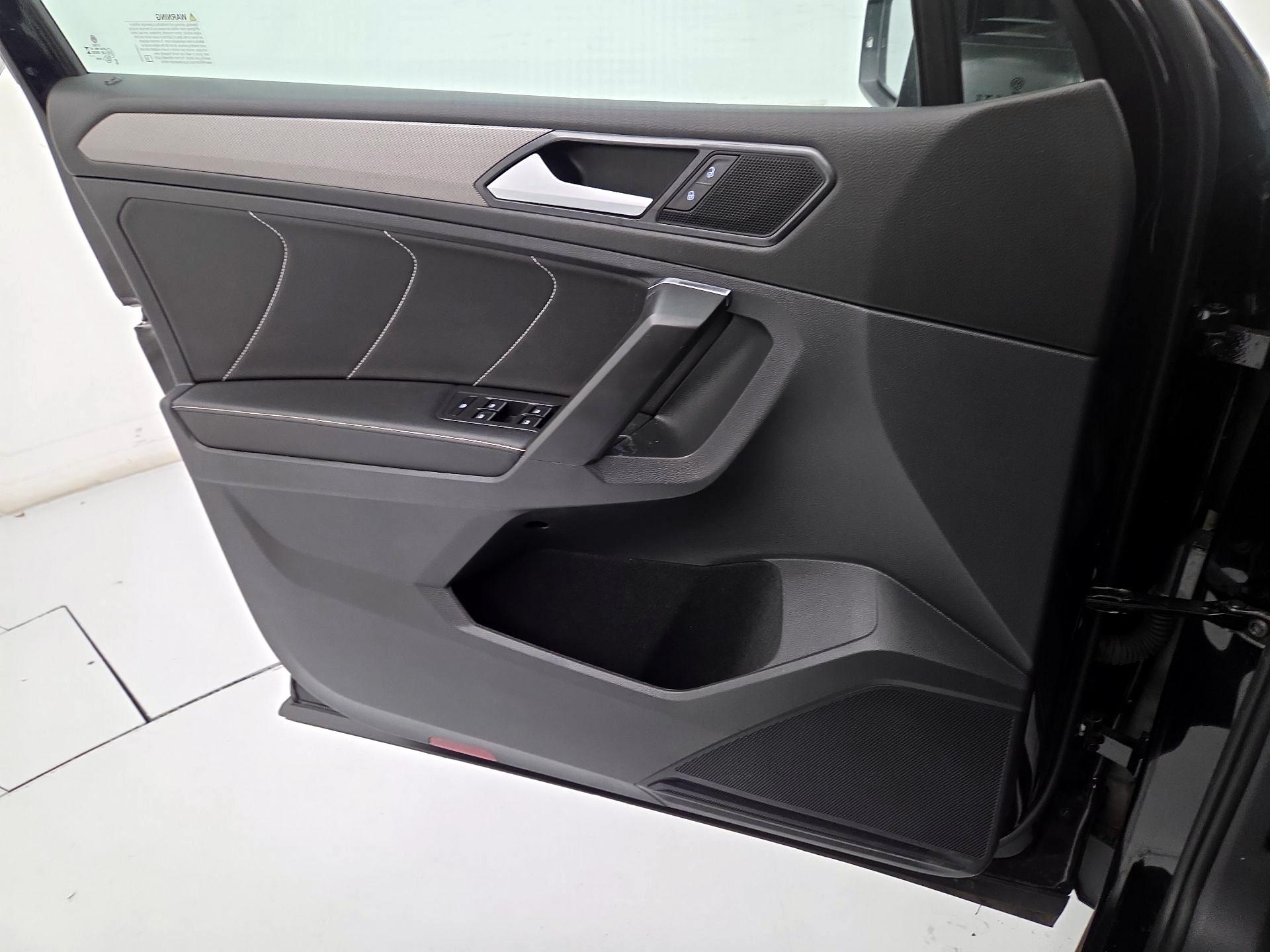 Thumbnail: 2023 Volkswagen Tiguan - 12