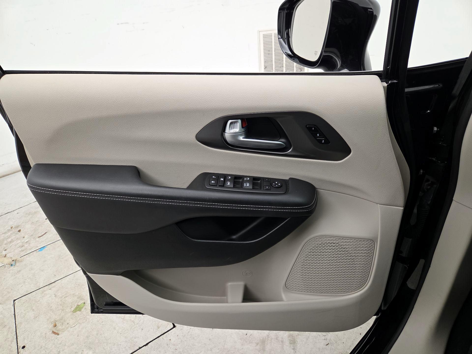 Thumbnail: 2024 Chrysler Pacifica - 12