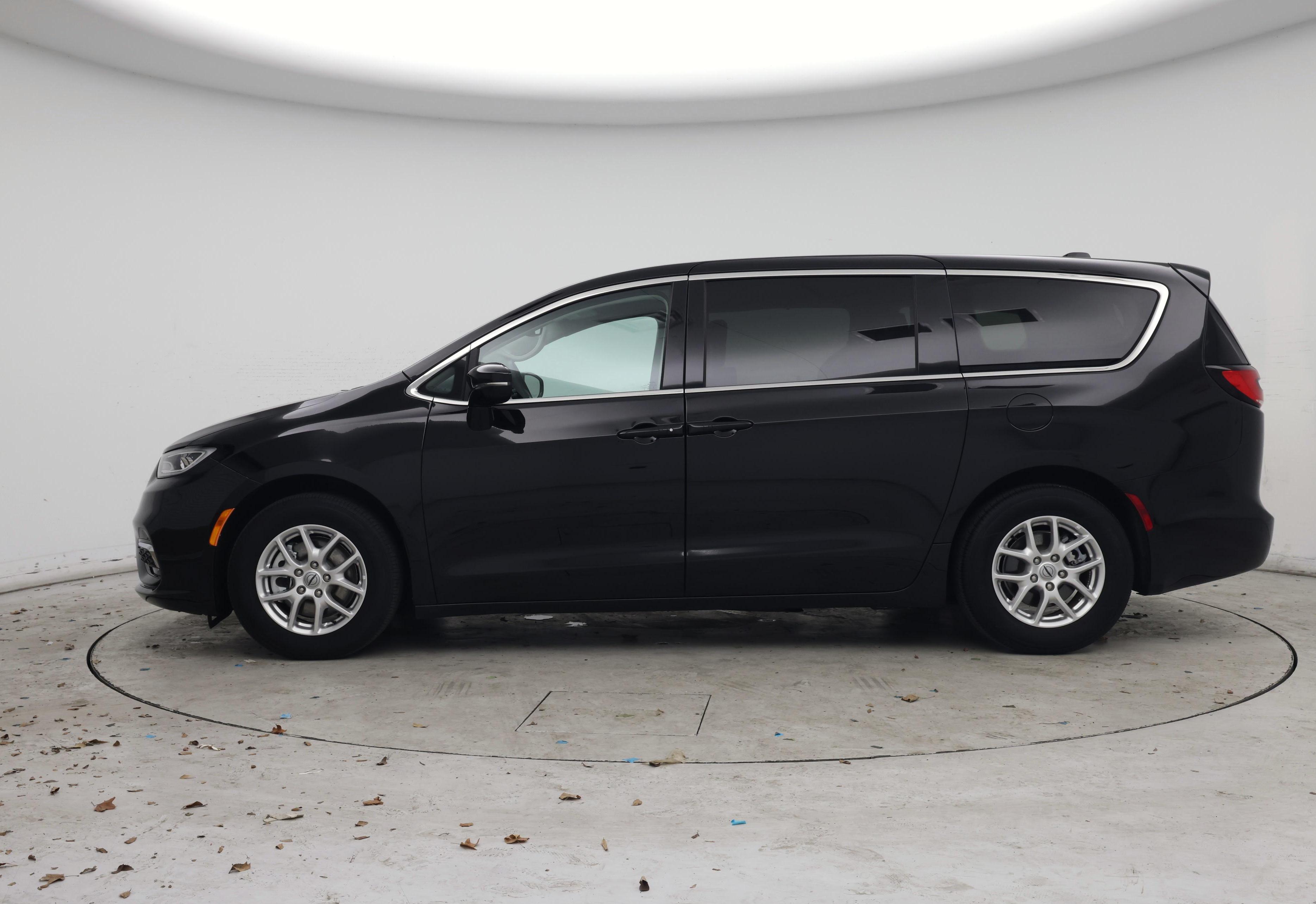 Thumbnail: 2024 Chrysler Pacifica - 3