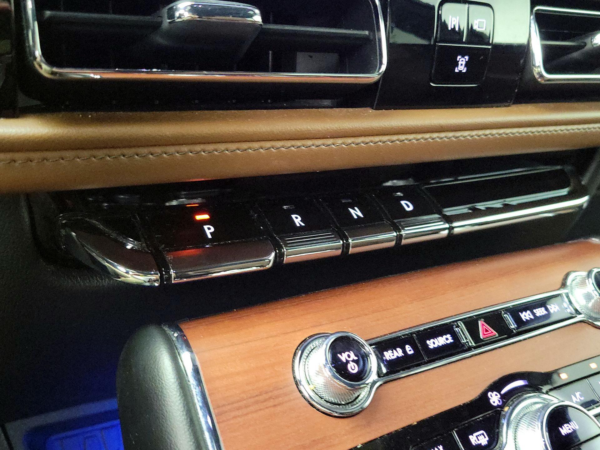 Thumbnail: 2021 Lincoln Aviator - 17