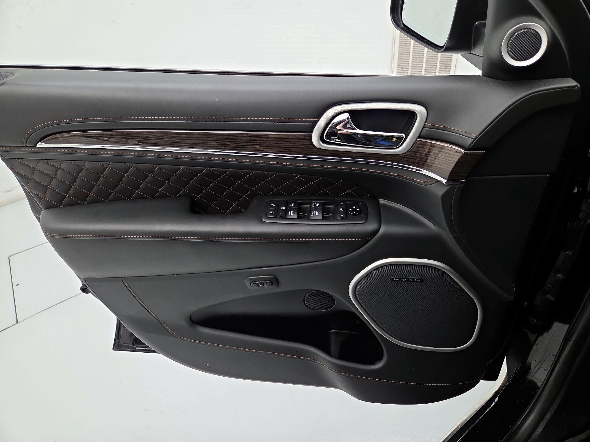Thumbnail: 2020 Jeep Grand Cherokee - 12