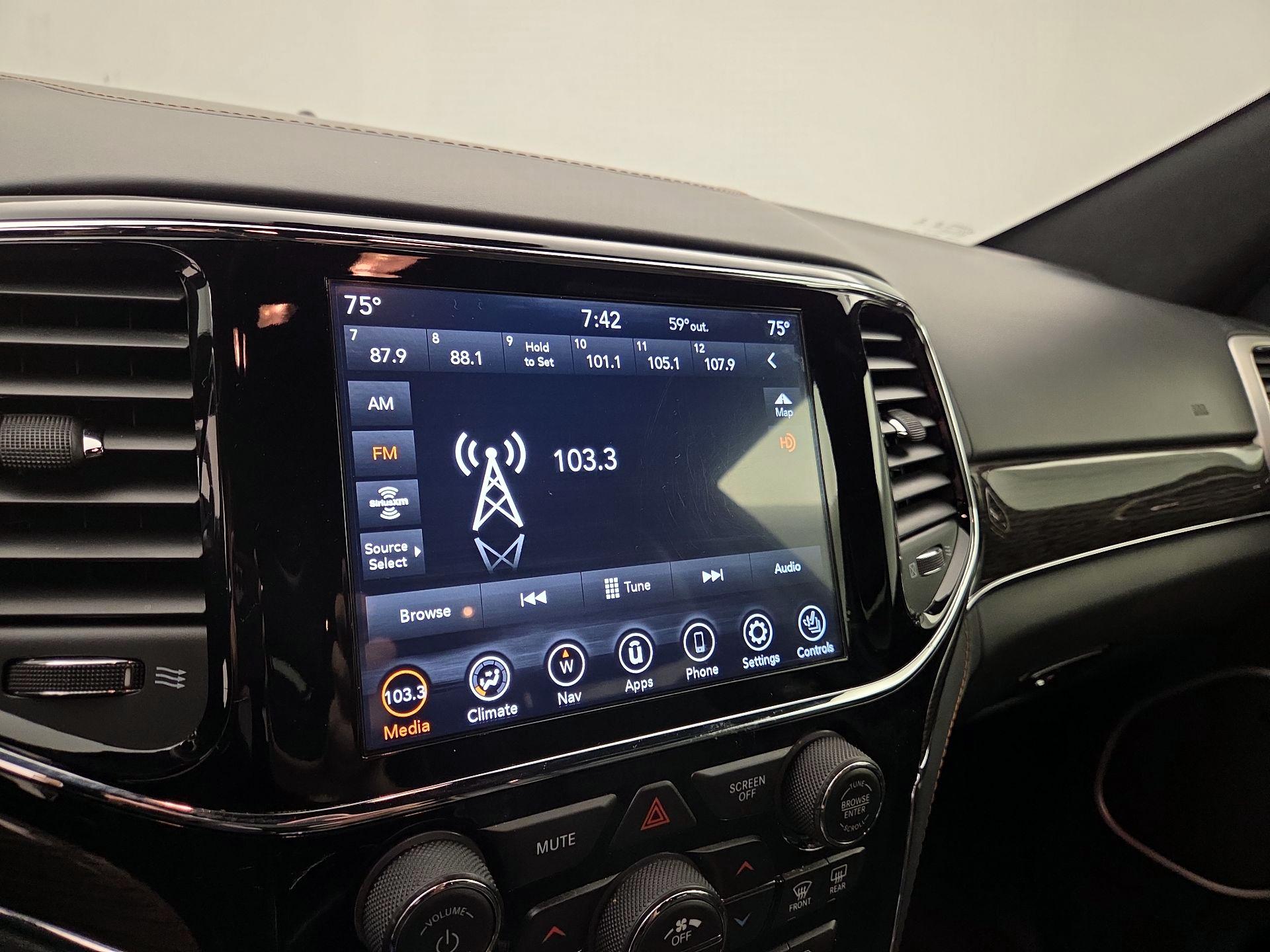 Thumbnail: 2020 Jeep Grand Cherokee - 16