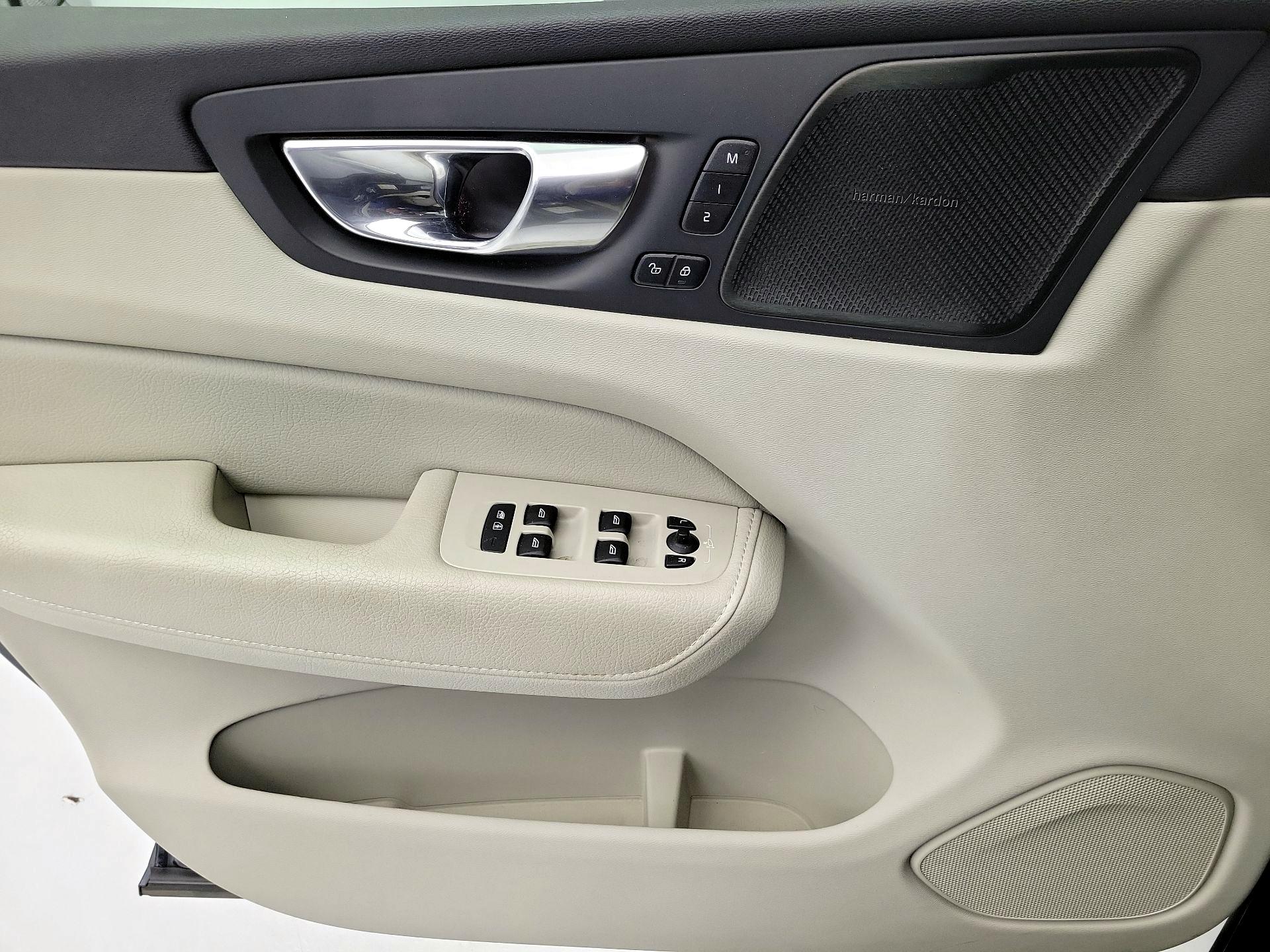 Thumbnail: 2020 Volvo XC60 - 12