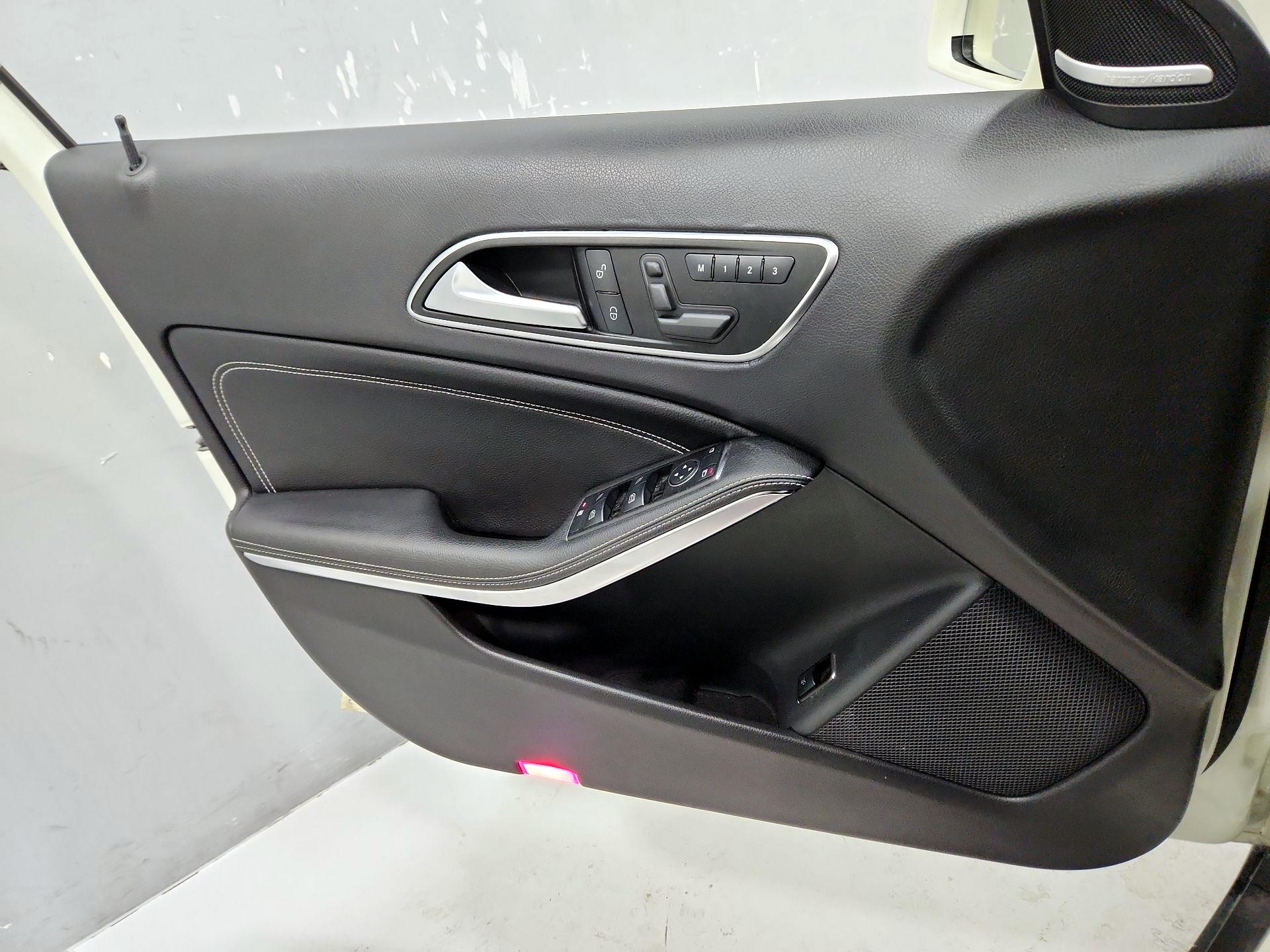 Thumbnail: 2015 Mercedes-Benz GLA - 12