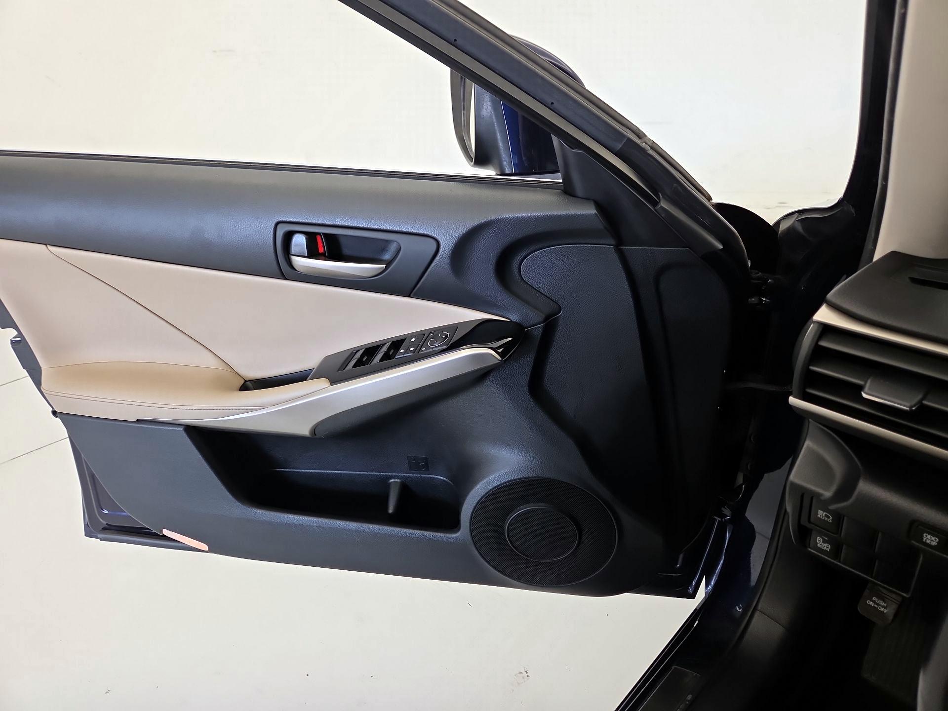 Thumbnail: 2018 Lexus IS - 12