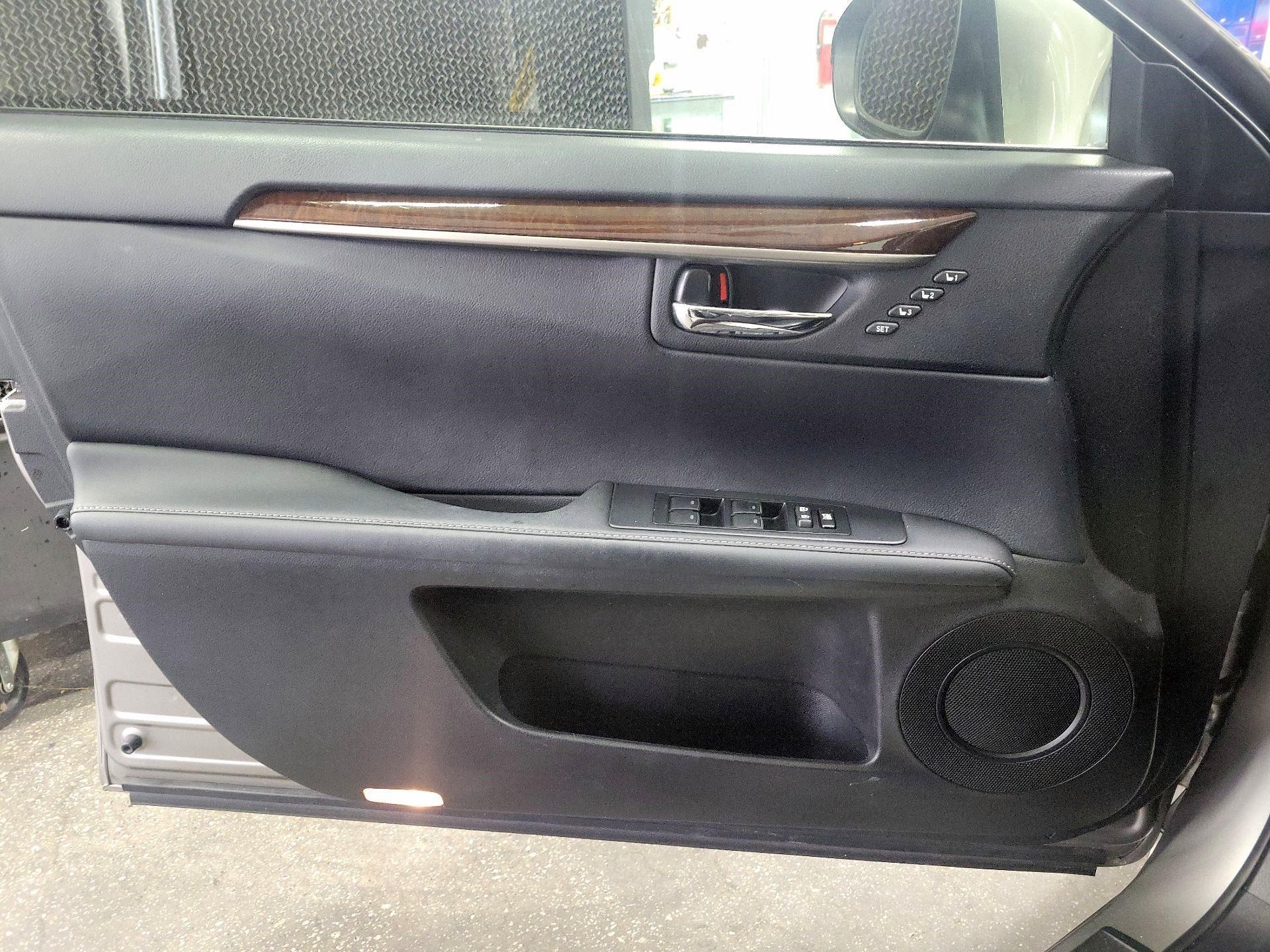 Thumbnail: 2015 Lexus ES - 10