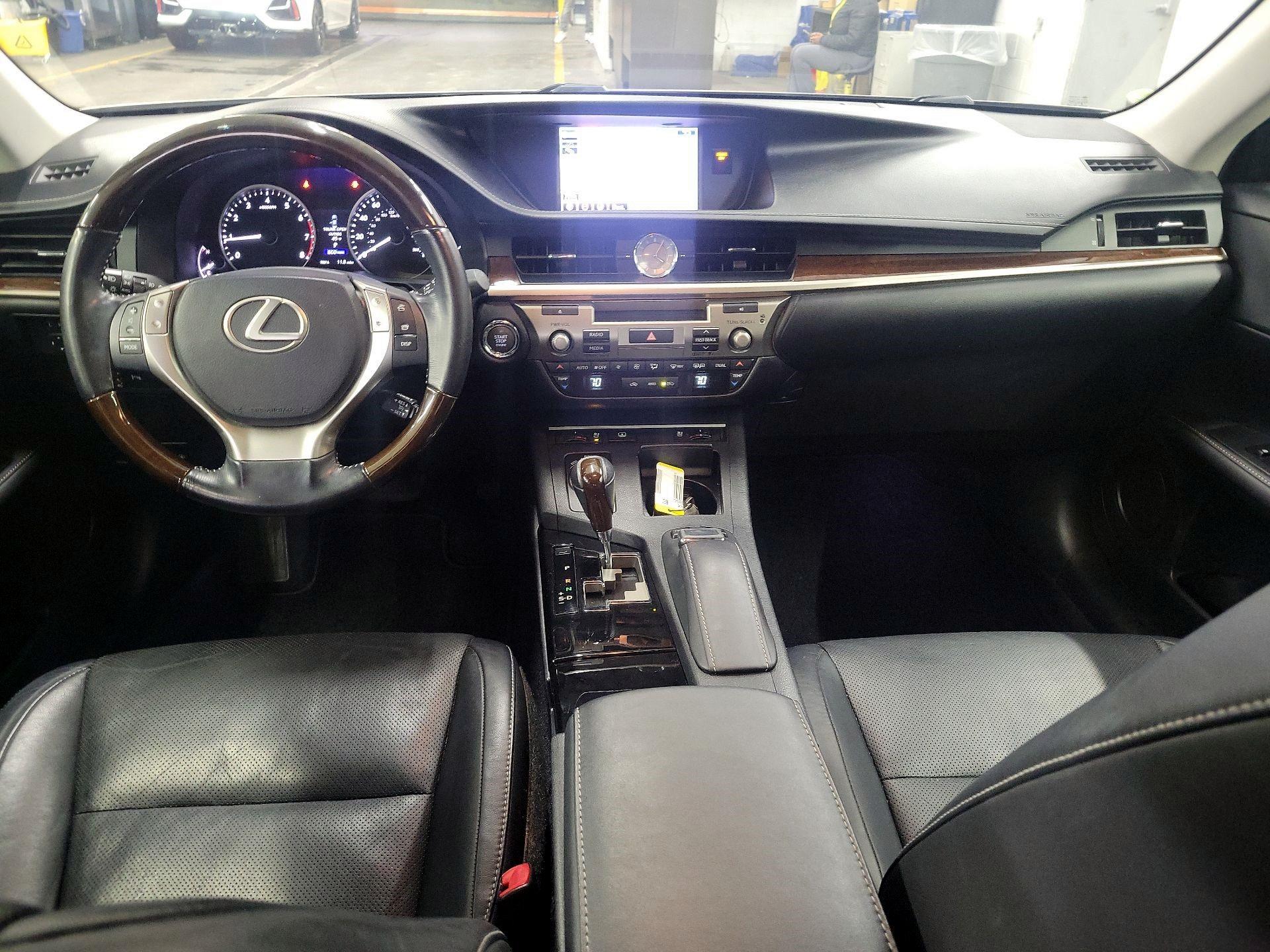 Thumbnail: 2015 Lexus ES - 8