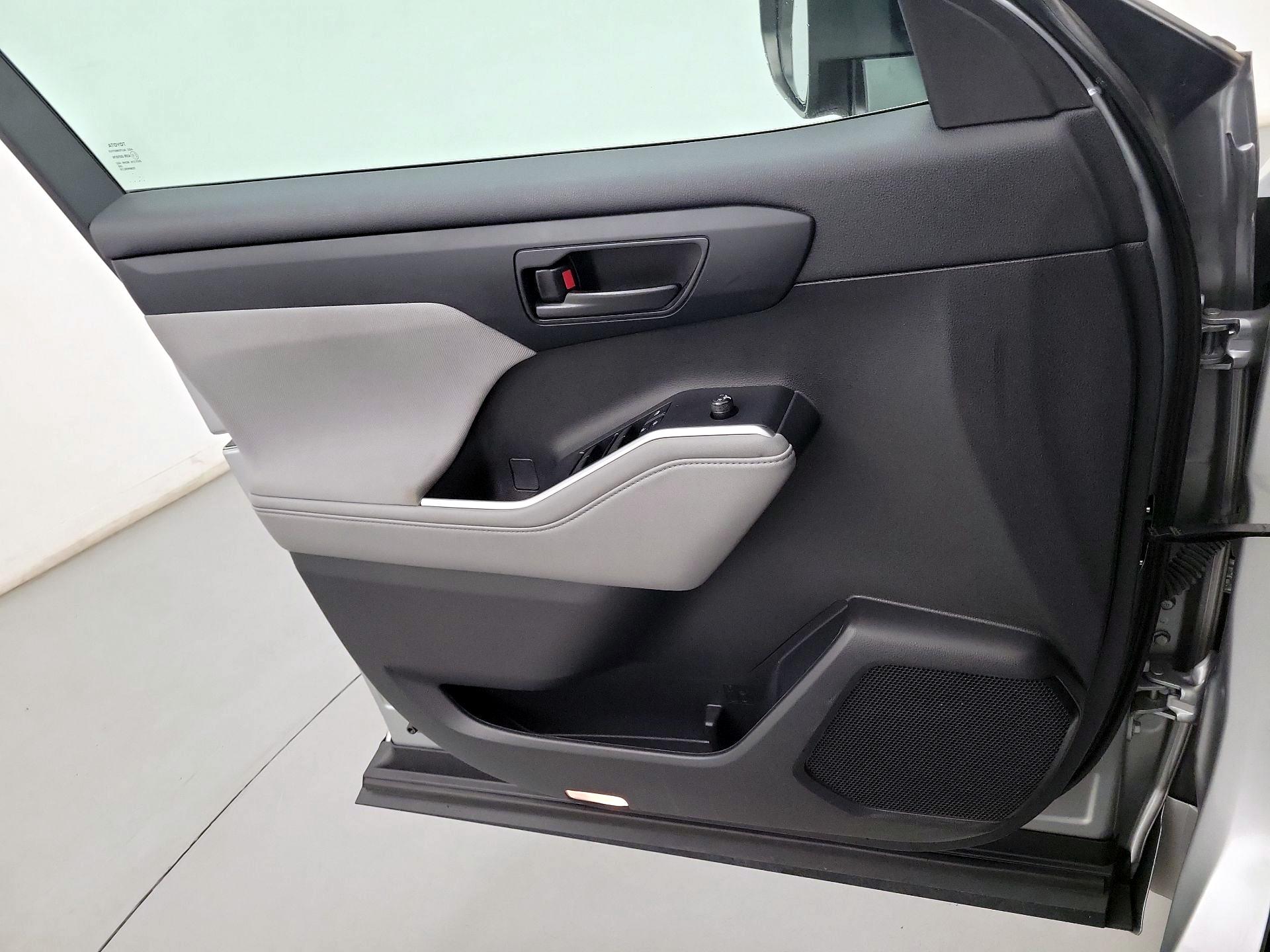 Thumbnail: 2022 Toyota Highlander - 10